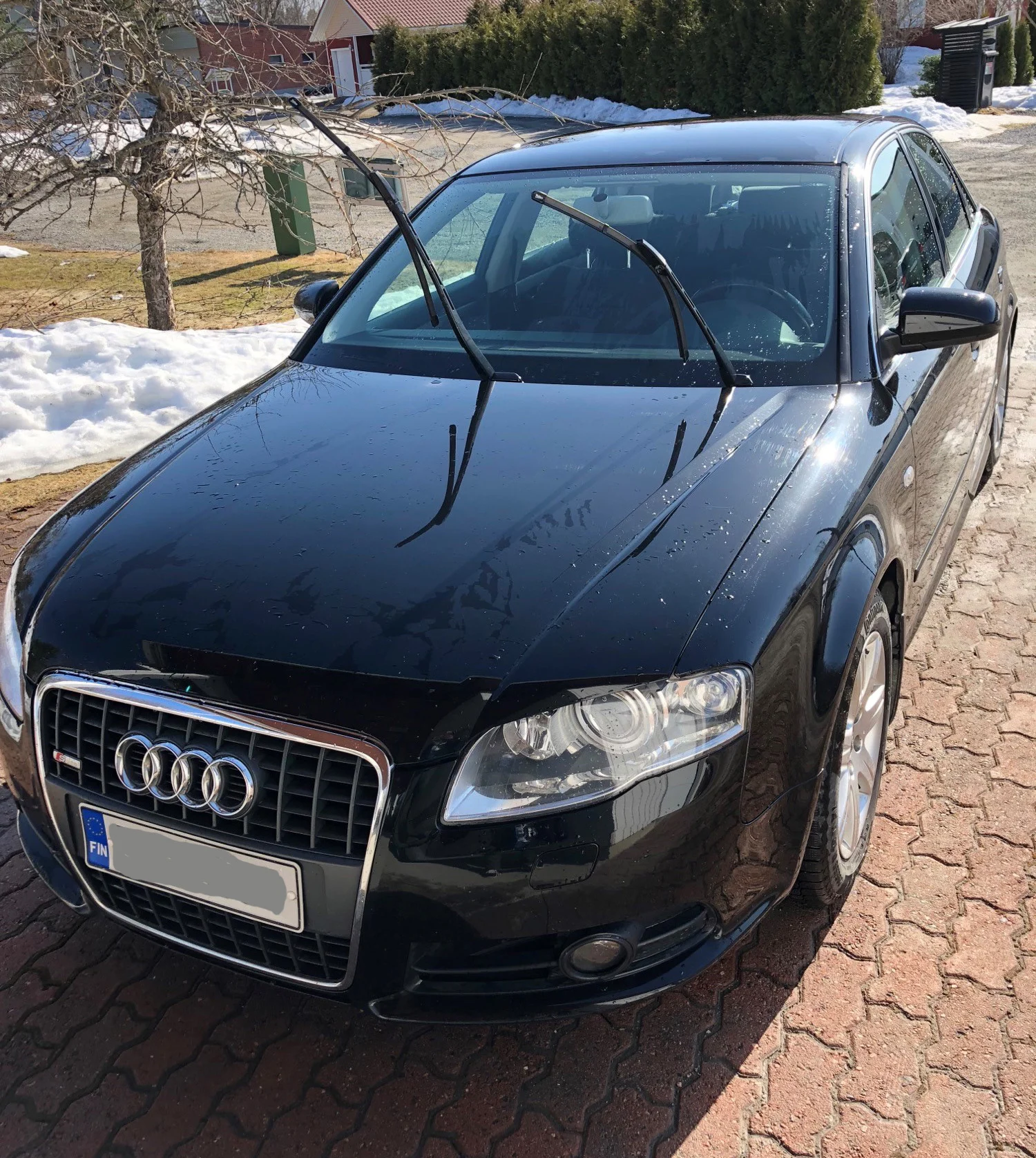 Toinen kateissa oleva auto on musta Audi A4.
