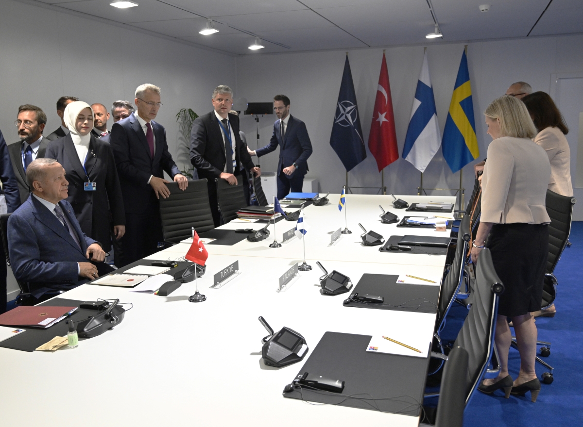 Nato-maat vetivät yhtä köyttä Suomen ja Ruotsin puolesta – Charly Salonius-Pasternak yllättyisi, jos jäsenyyden ratifioinnista tulee samanlainen show