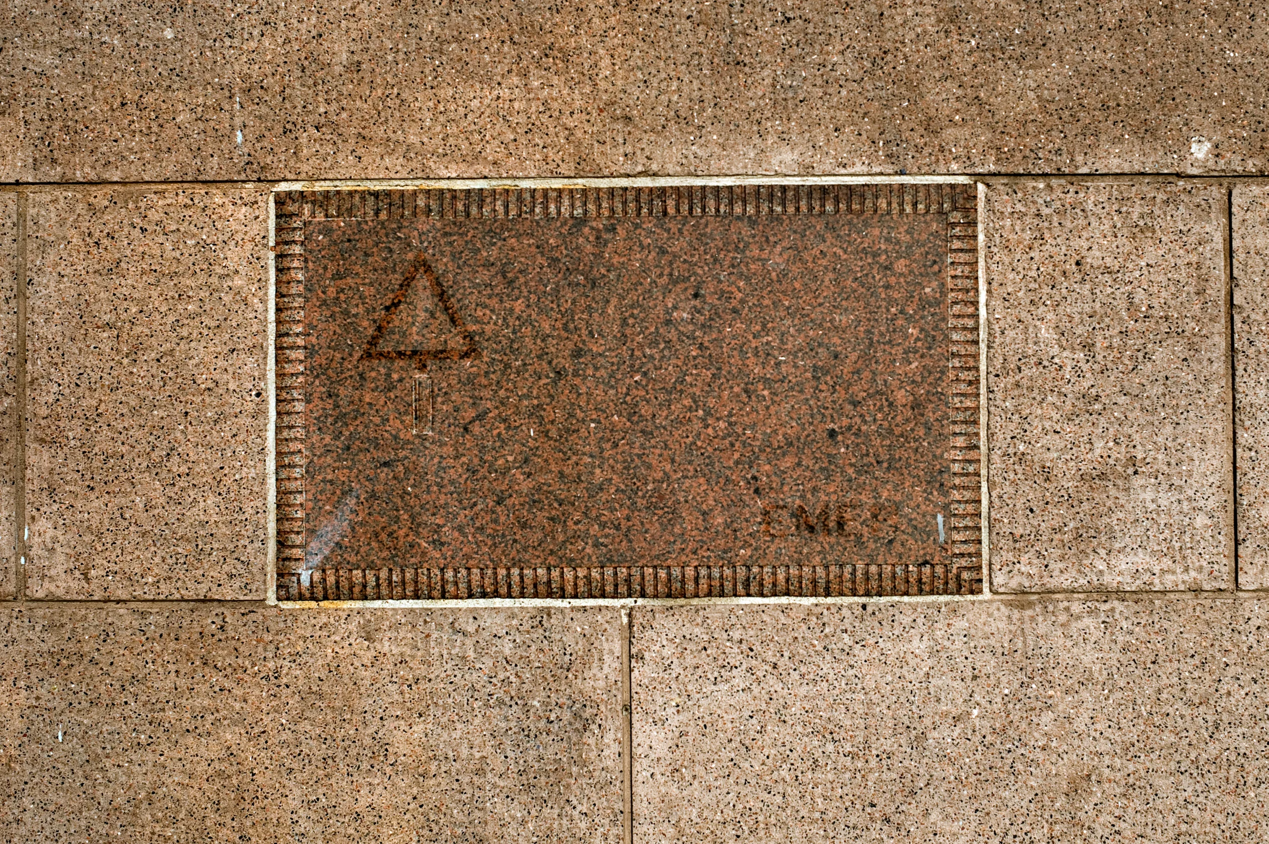 Karl Hedmanin tuhkauurna on muurattu Pohjanmaan museon ulkoseinään. Siitä muistuttaa muistolaatta. Hedmanin kerrotaan yhä kummittelevan museossa.