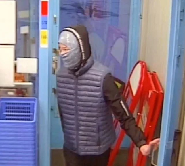 Poliisi julkaisi valvontakamerakuvia ryöstöstä.