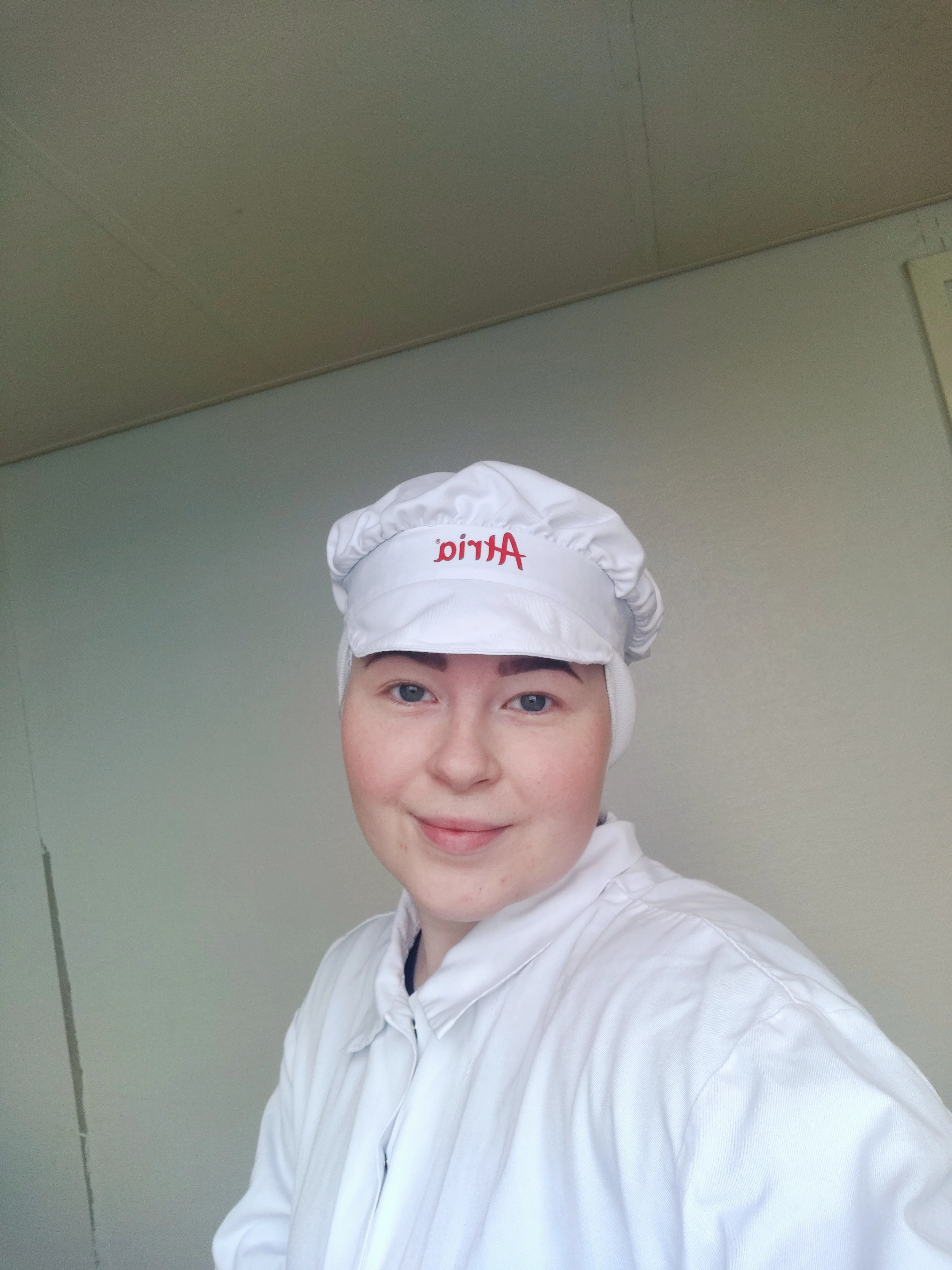 Roosa Pihlajamäki on töissä ohukaistehtaalla.
