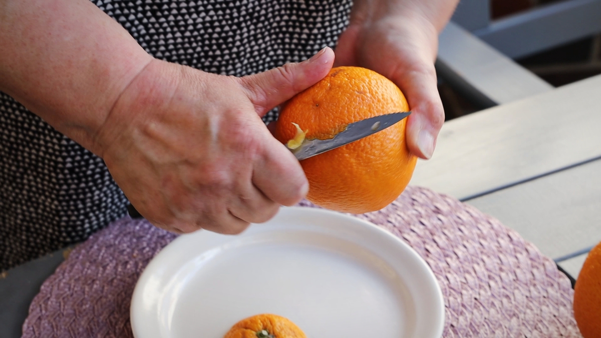 Moni kuorii appelsiinin iskemällä kyntensä kiinni ja repimällä, mutta Asta Asunmaan mukaan tämä ei kuitenkaan ole tavoista tehokkain.