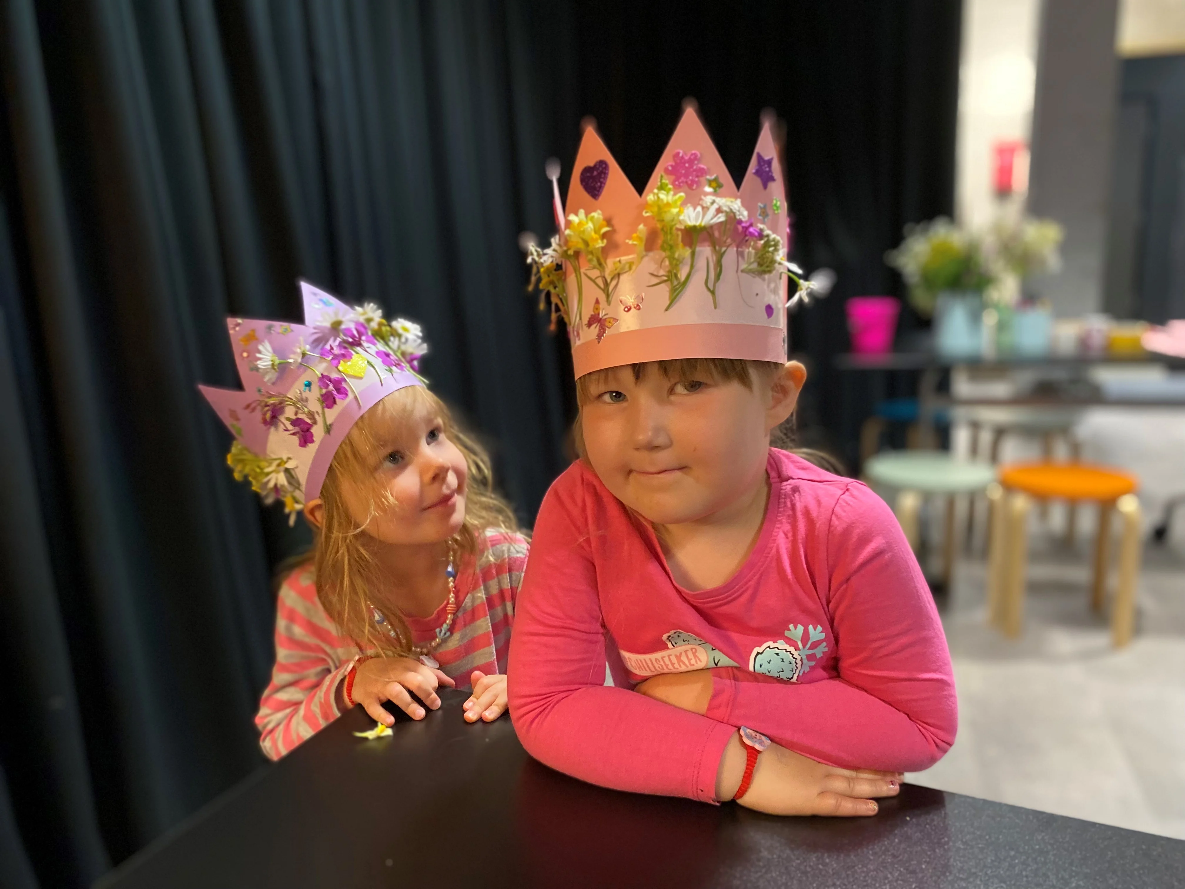 Pienet taiteilijat Aino Huhtamäki, 4, ja Vilma Sillanpää, 5, muuttuivat teostensa myötä oitis kuninkaallisiksi.