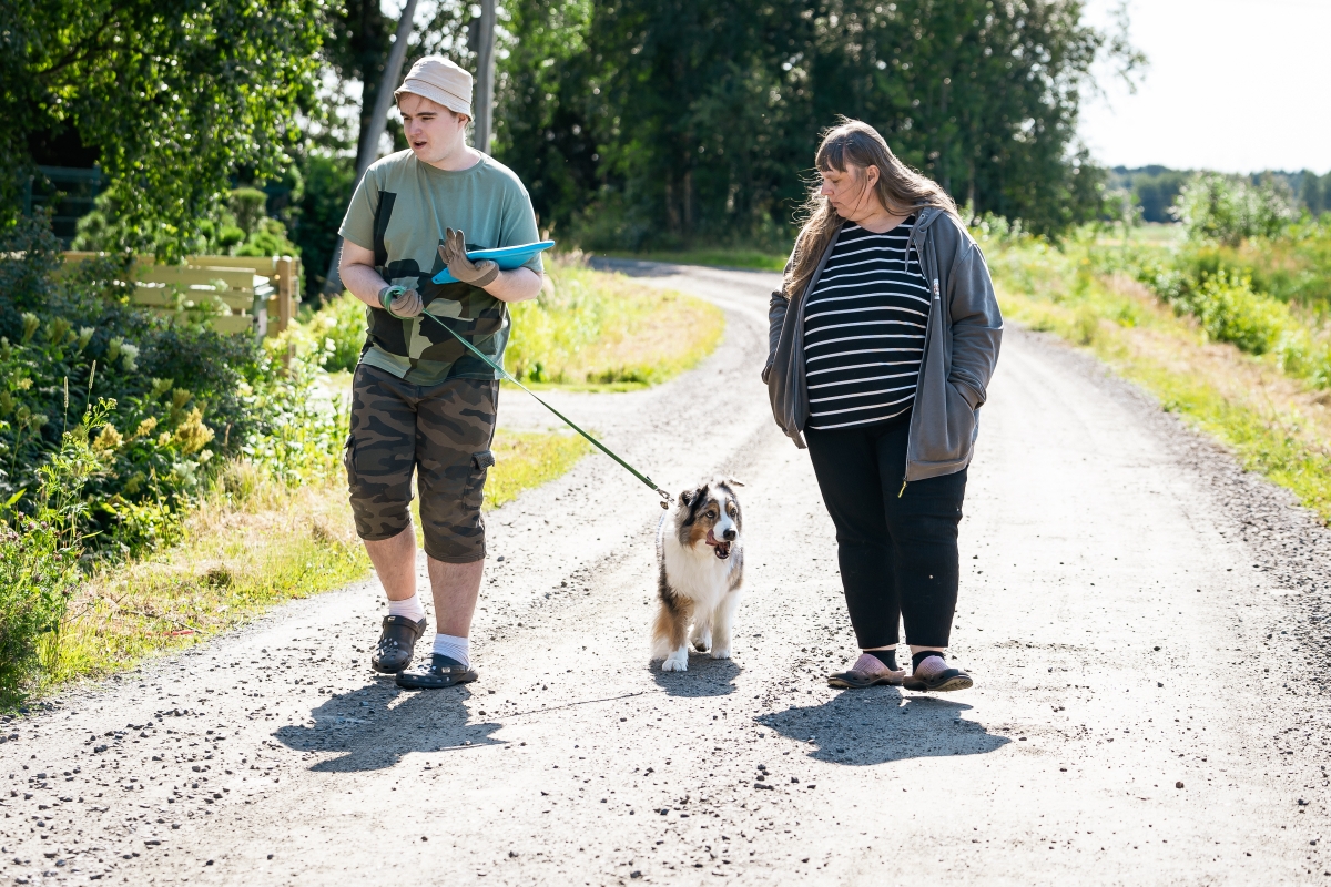 Autismikoira helpottaa arjen haasteita – Samu Kuusela kommunikoi perheensä kanssa kuvien ja Rino-koiran avustuksella