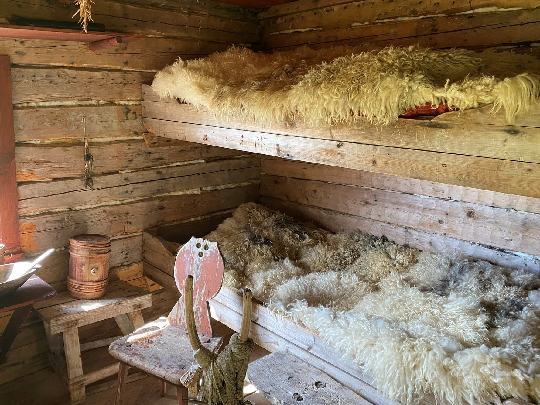 Lampaantaljat lämmittivät kalastajia ulkosaariston kalastuskämpissä.