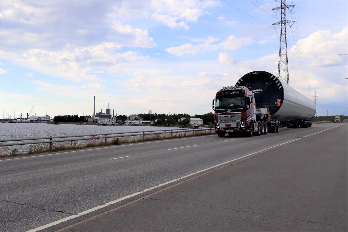 Erikoiskuljetusten rysä Vaasan seudulla – Katso tuulivoimaloiden kuljetusreitit Vaskiluodosta Merkkikallioon