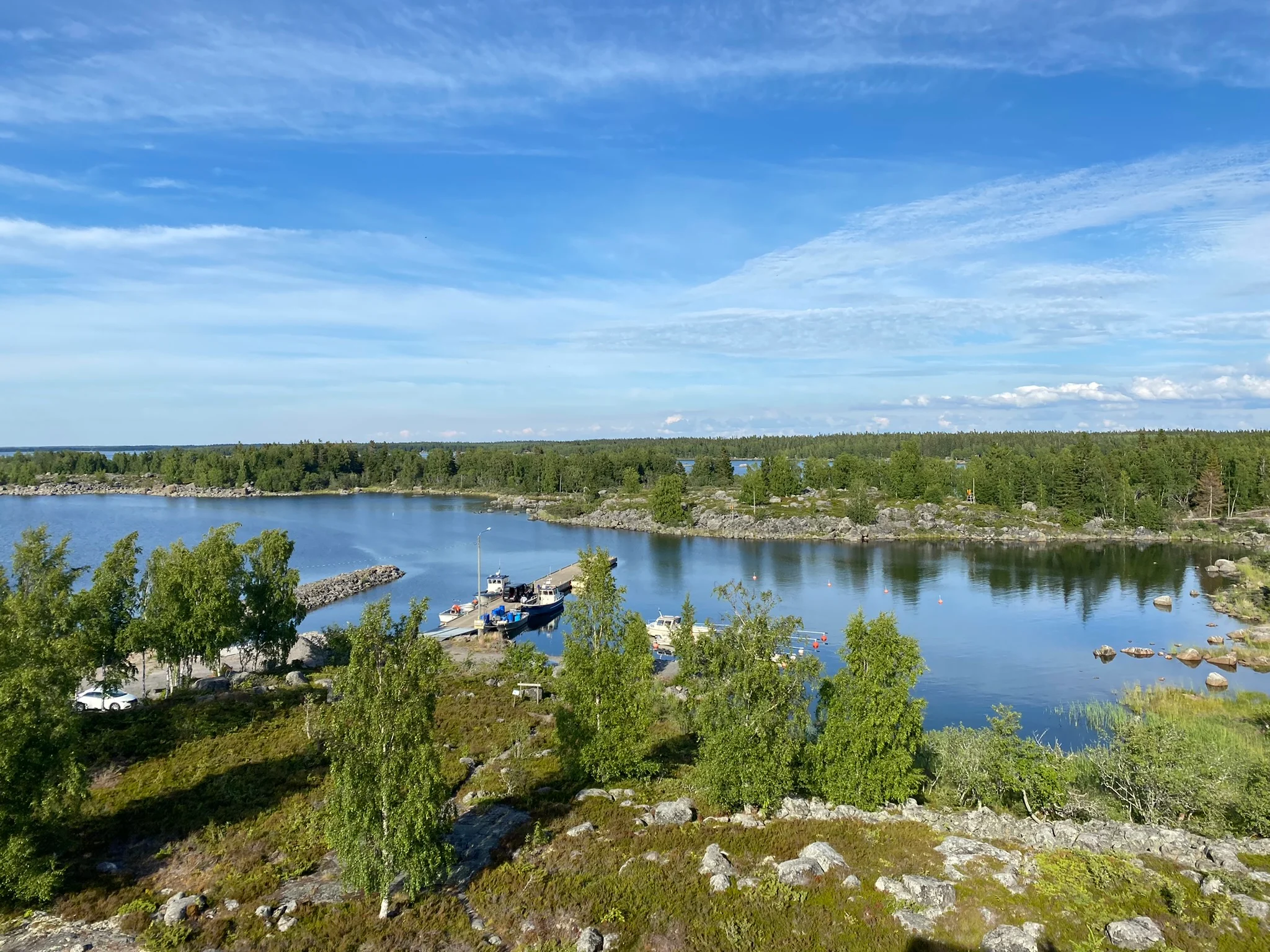 Raippaluodon maisemat ovat monipuoliset. On vehreää maalaismiljöötä, mutta myös vaikuttavia, karuja saaristolaismaisemia. Klobbskatiin Café Compassin viereen rakennettiin muutama vuosi sitten näkötorni, josta on hienot näkymät kivikkoiseen saaristoon.