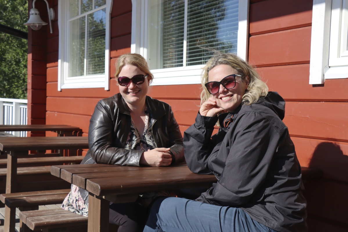 Vaasalainen Satu Puikkonen toi saksalaisen kollegansa Tina Siegertin tutustumaan saaristoon ja Jannen saluunalle lohikeitolle.