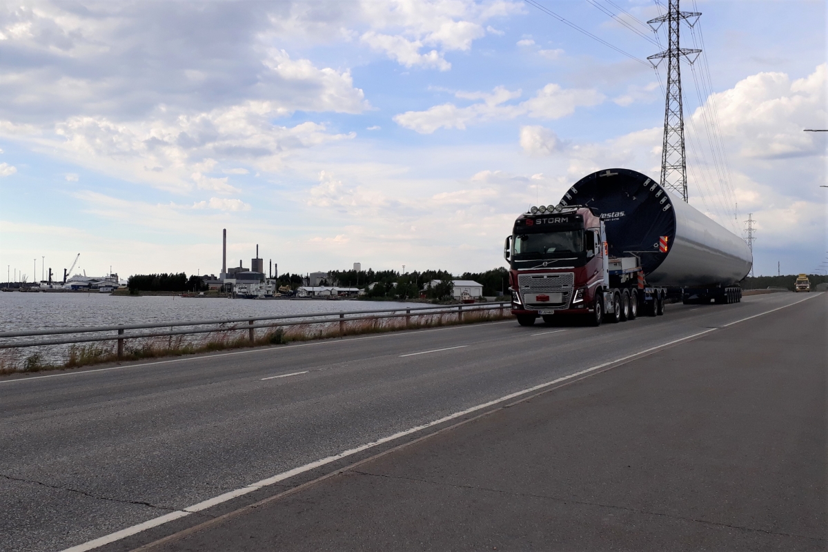 Tuulivoimaloiden kuljetusruuhka käsillä – Projektipäällikön vinkeillä varaudut hidastuneeseen liikenteeseen Vaasan seudulla