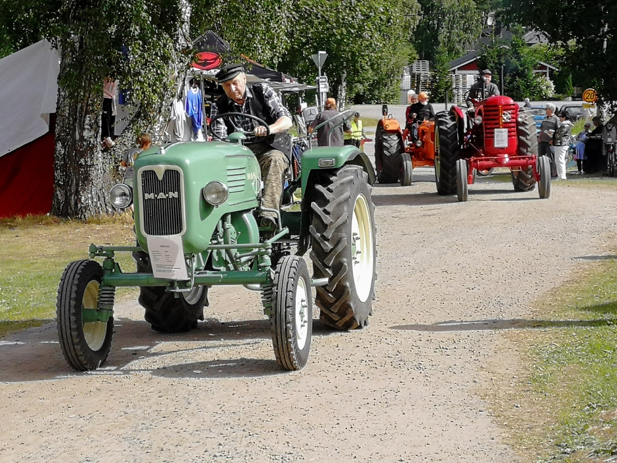 Matin, 83, elämänikäinen rakkaus ei horju – Nurmolaisella on Suomen suurin yksityinen traktorikokoelma
