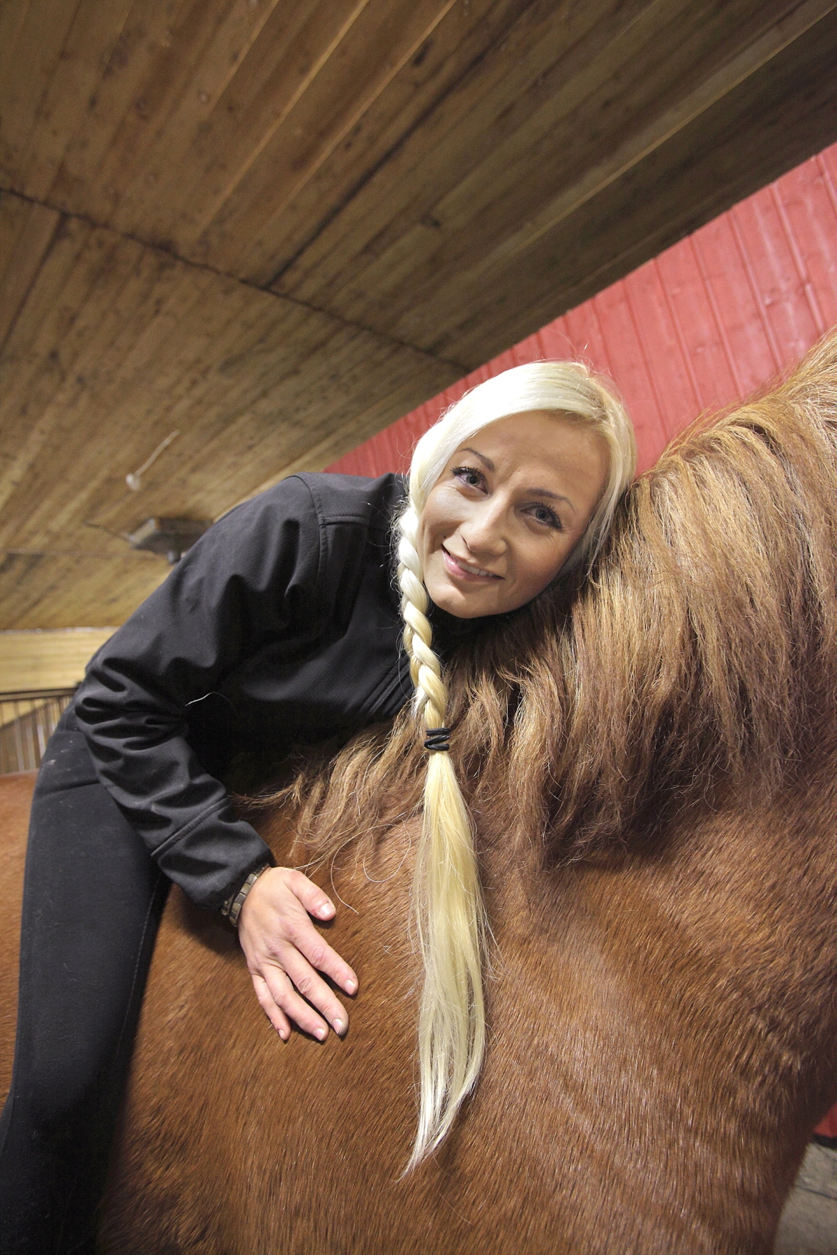 Hevoset ovat kuuluneet Marika Fingerroosin elämään pikkutytöstä alkaen. Tässä hän on kotitallissa vuonna 2011  Rate-ruunan kanssa. Arkistokuva 