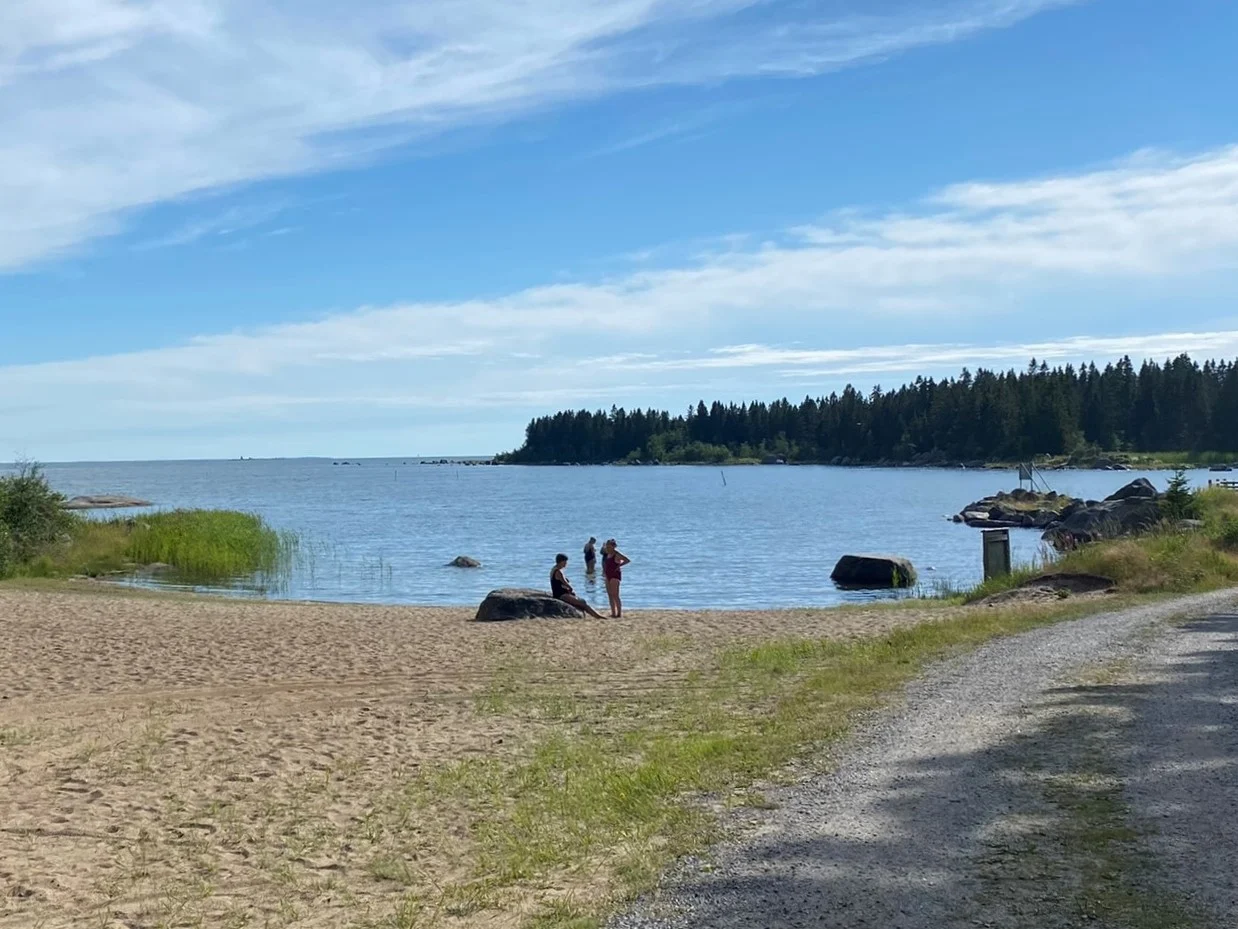 Bulleråsin rannalle on vähän vaikea löytää, mutta perillä odottaa suojaisa ja mukava uimapaikka.