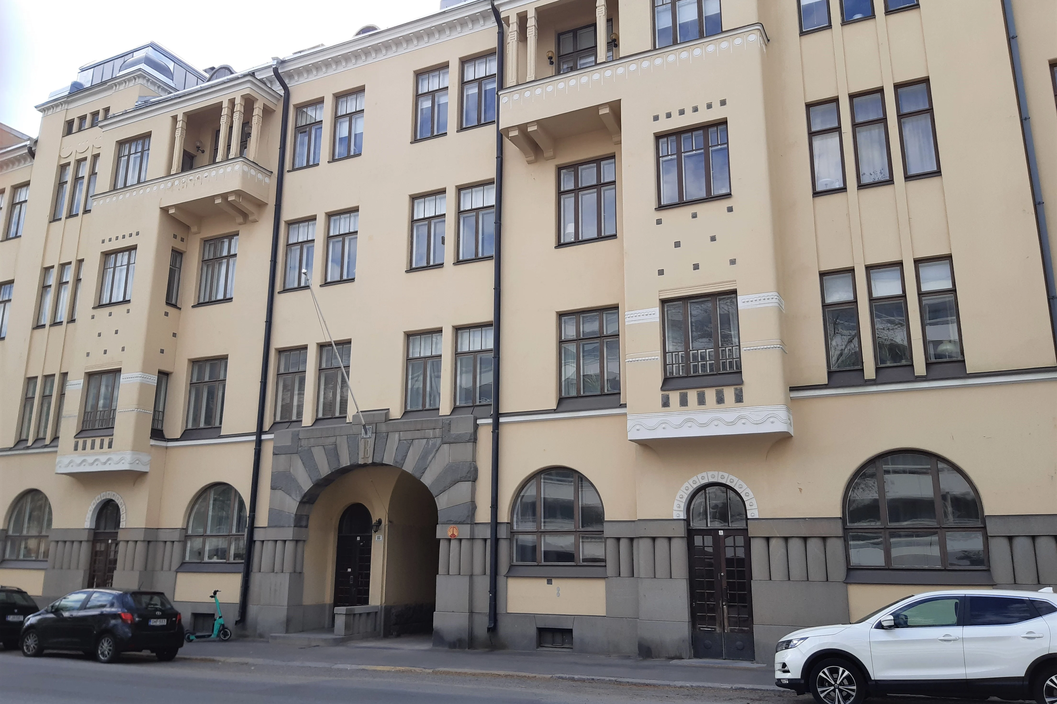 Koulukatu 18:ssa olevaa taloa kutsutaan Myntin taloksi, koska sen rakennutti rakennusmestari Juho Myntti, jonka perhe myös asui talossa. Vaasan kauneimpiin jugend-taloihin kuuluva rakennus valmistui vuonna 1911.