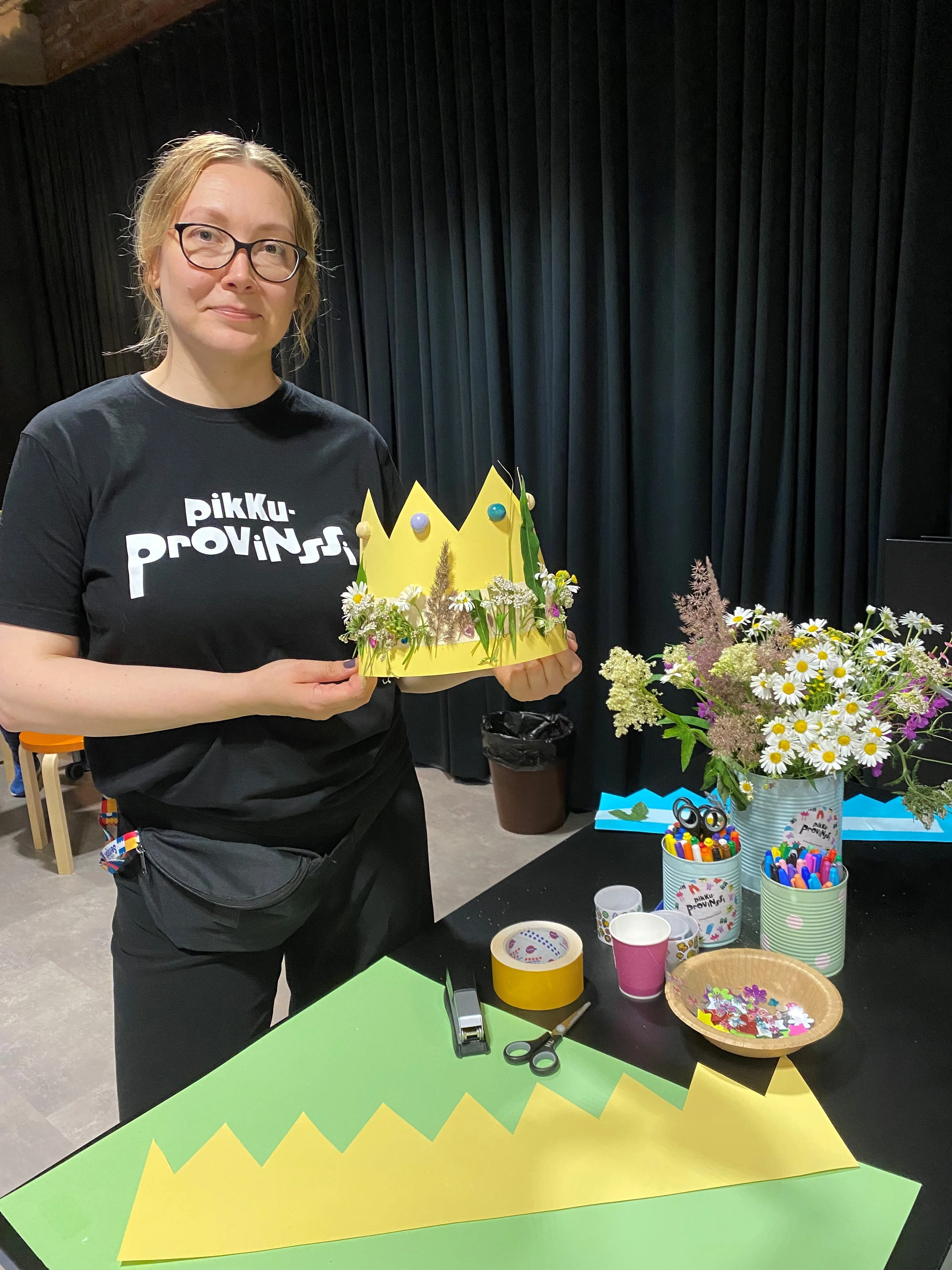 Pikkuprovinssin visuaalinen tuottaja Päivi Oksanen opasti kruununteon saloihin.