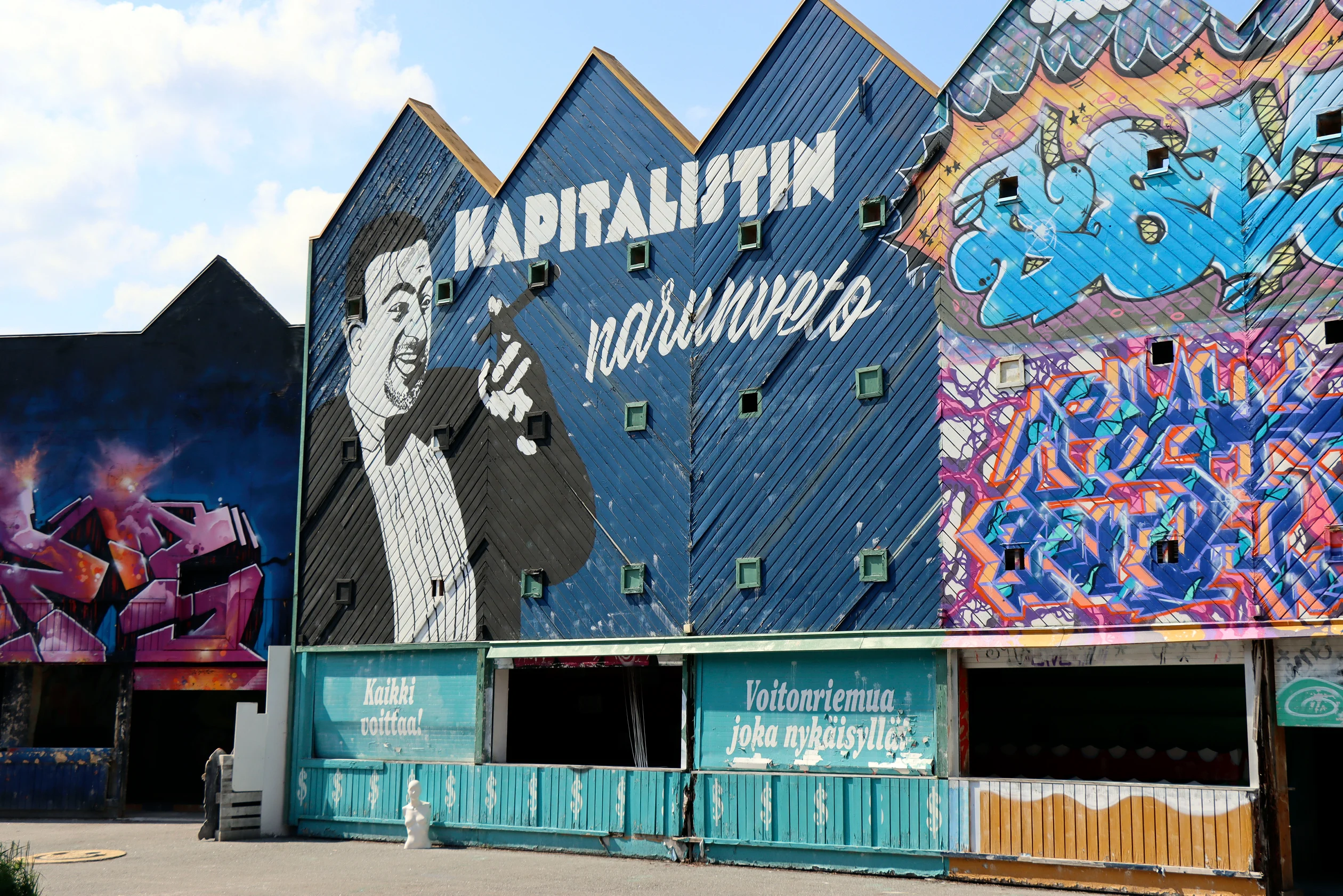 Graffititaide on usein yhteiskuntakriittistä. Kapitalistin naruveto on Plan B:n teos, joka on kritisoiva, mutta myös katsojia osallistava. Narua vetämällä näkee, minkälainen arpa kohdalle osuu: lapsityövoima, ylikulutus vai kenties ilmastonmuutos.
