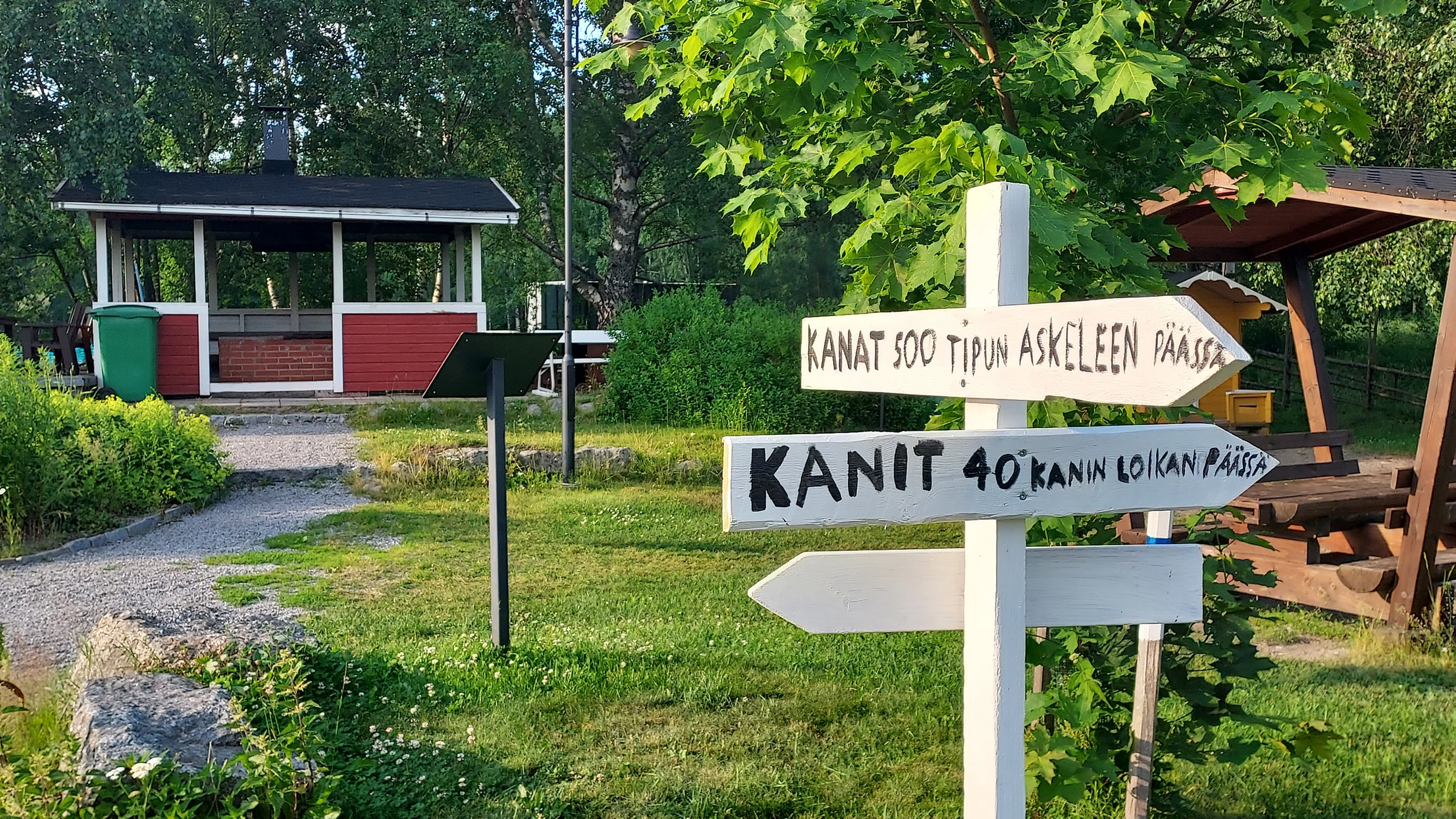 Alkulan tilalla vieraillessa voi kanalan ja kaniaitauksen lisäksi tutustua myös näytekasvimaahan ja historiapolkuun.