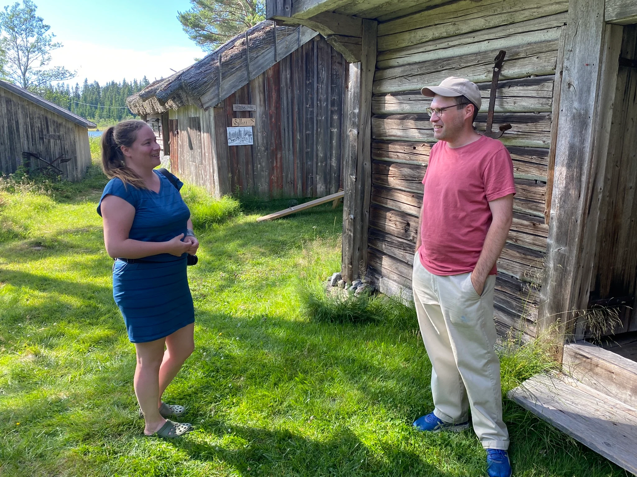 Granösundin saaristolaismuseo Bulleråsissa kertoo entisajan kalastajien ja saaristolaisten elämästä. Museon työntekijä Daniel Beijar esittelee museota kesälomareissulla olevalle Elina Riosille. – Meri ja saaristo vetävät puoleensa. Tämän museon pihapiiri on viehättävä ja tuvissa ihana tunnelma, sanoo jyväskyläläinen Rios.