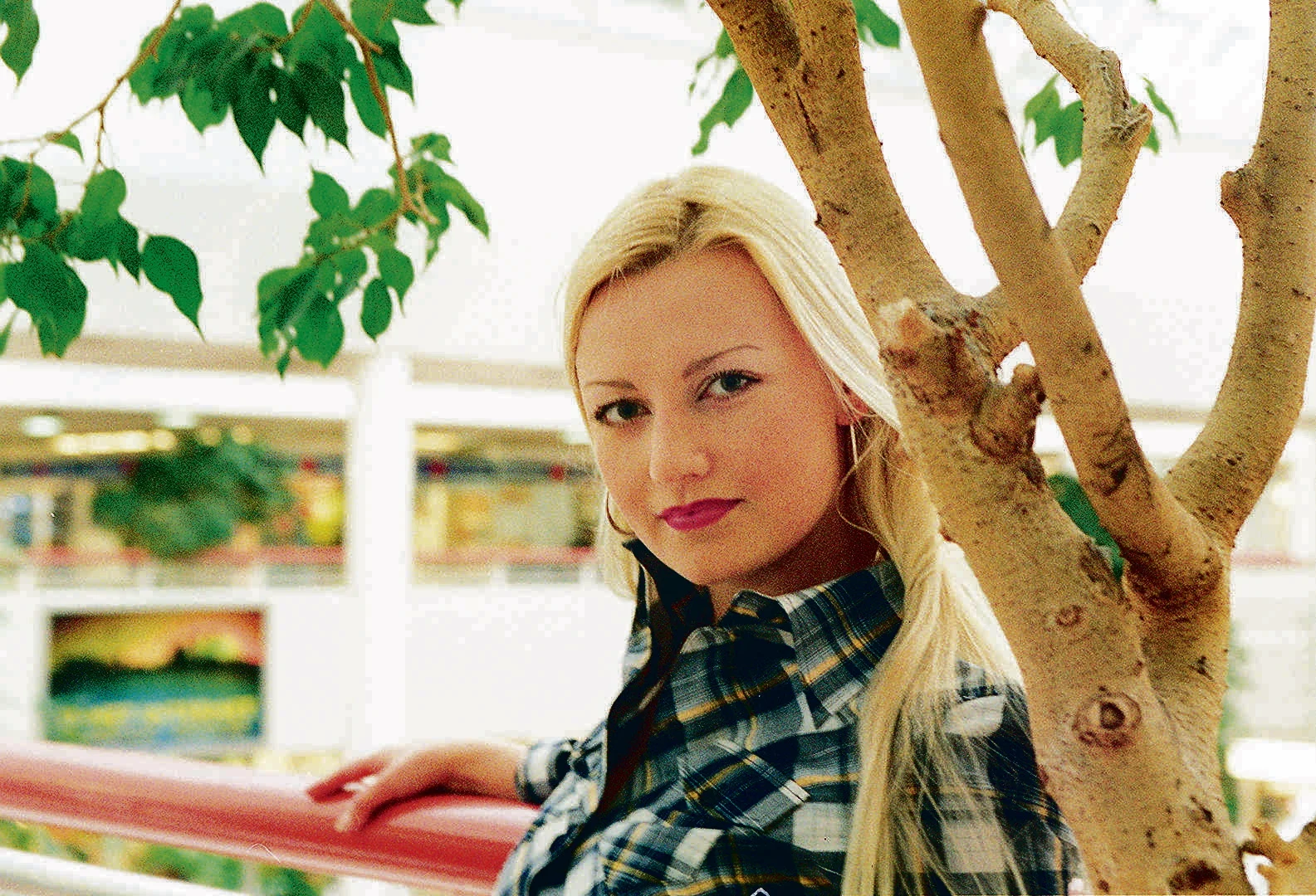 2002 Marika Fingerroos valittiin kilpailemaan Vuoden Nainen -tittelistä. Pohjalaisen haastattelussa hän kertoi hakevansa kauneuskisoista PR-töitä. Arkistokuva