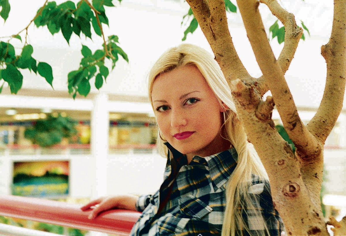  2002 Marika Fingerroos valittiin kilpailemaan Vuoden Nainen -tittelistä. Pohjalaisen haastattelussa hän kertoi hakevansa kauneuskisoista PR-töitä.  Arkistokuva 