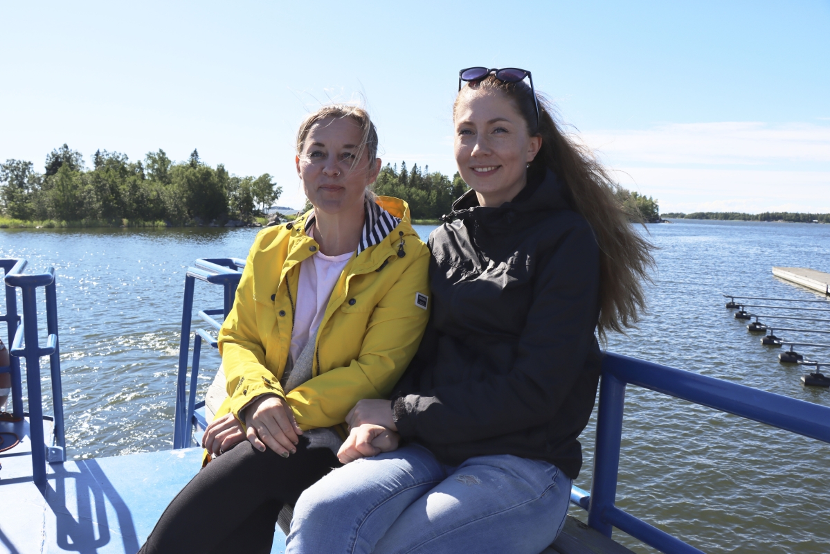 Pirkanmaalaiset Henna Erkkilä ja Janika Hirviniemi ovat ensimmäistä kertaa Tiiran saaristoristeilyllä.