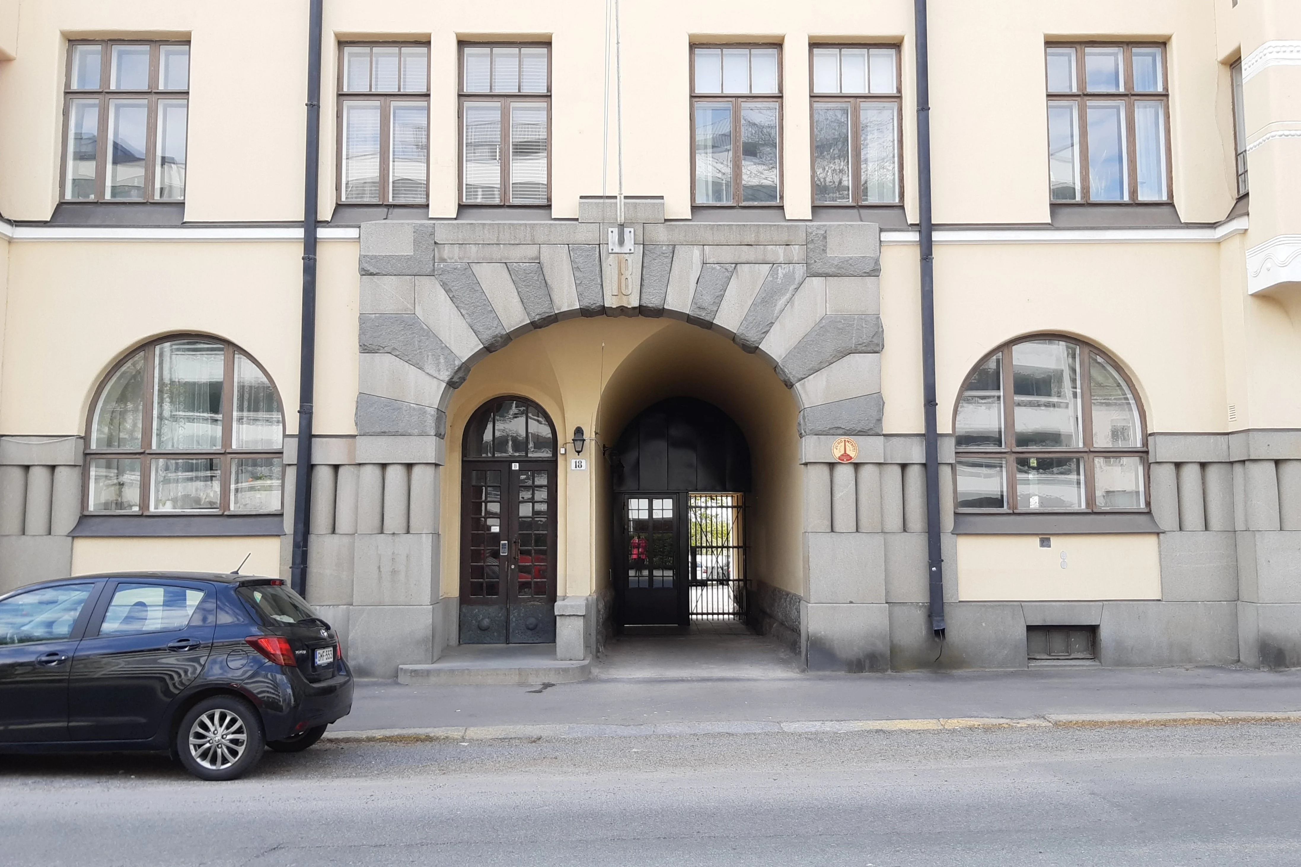 Myntin talossa ainoa paikka, johon hissi voitiin sijoittaa, oli porraskuilu, koska julkisivun puolelle sitä ei saanut asentaa. Sisäänkäynti hissiin on holvikäytävästä talon keskeltä.