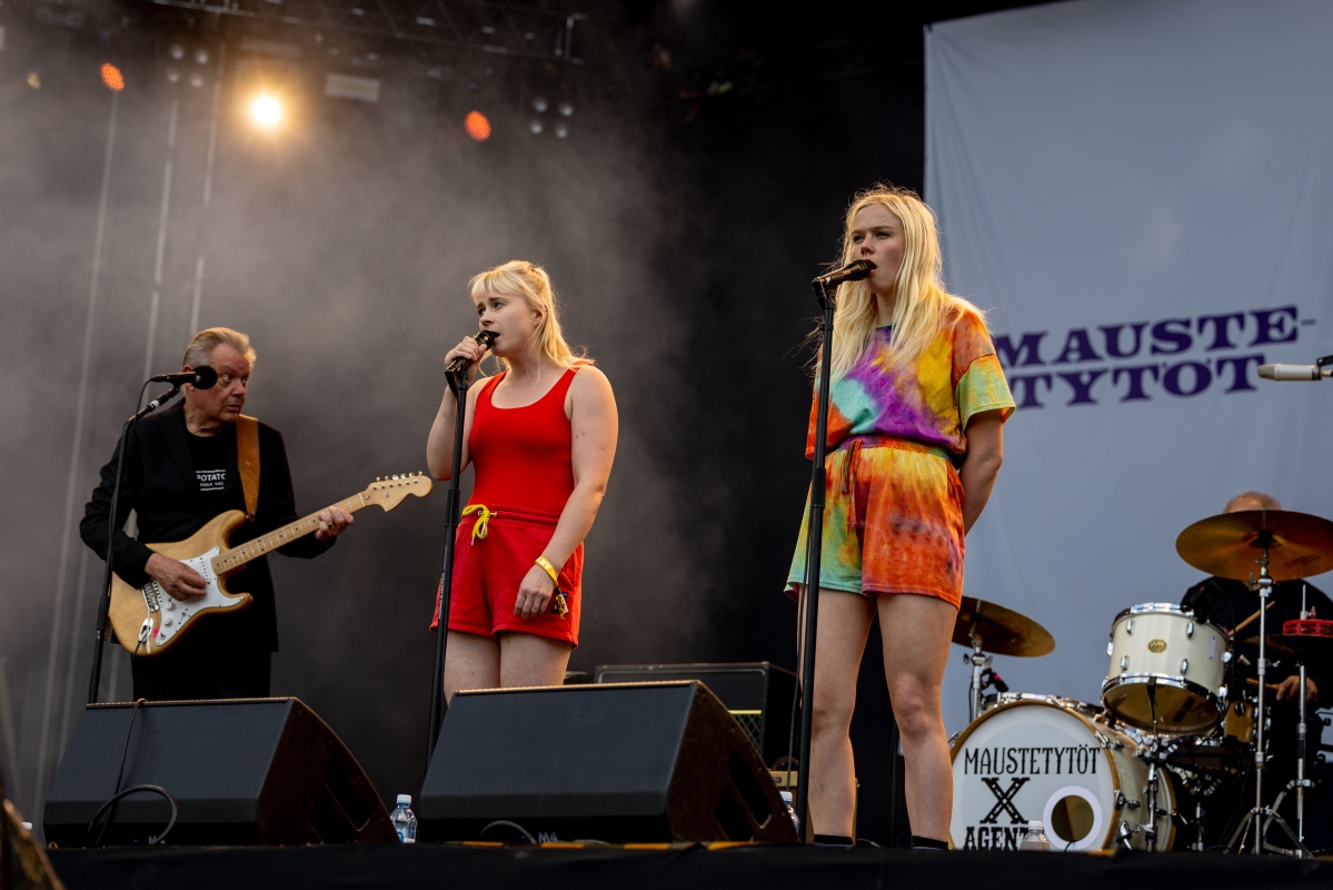 Maustetytöt Anna ja Kaisa Karjainen lauloivat Provinssissa yhdessä Agentsin ja kitaristi Esa Pulliaisen kanssa.
