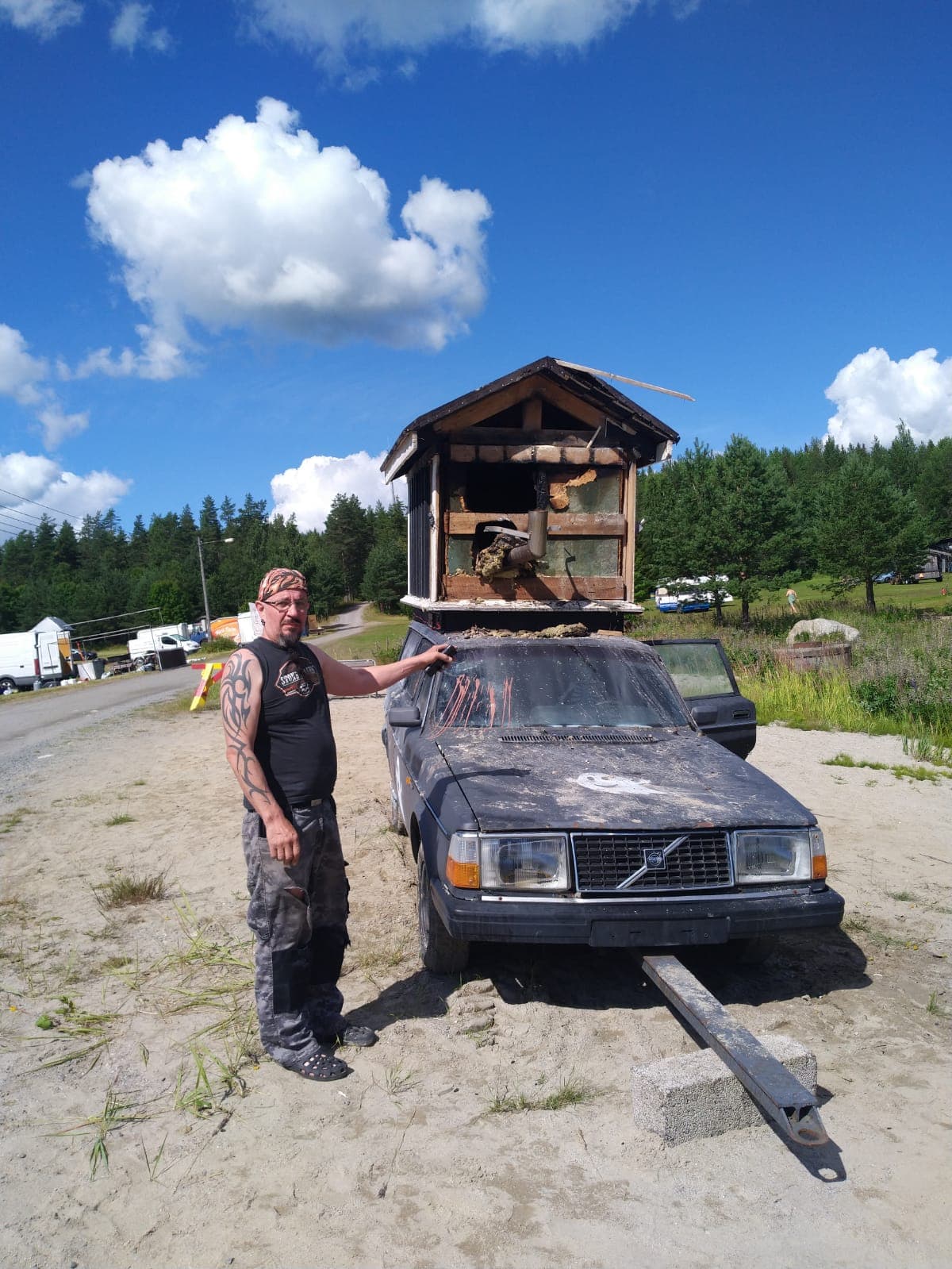 Ainakin sata ihmistä ehti ottaa löylyt Volvon päällä ennen tulipaloa.