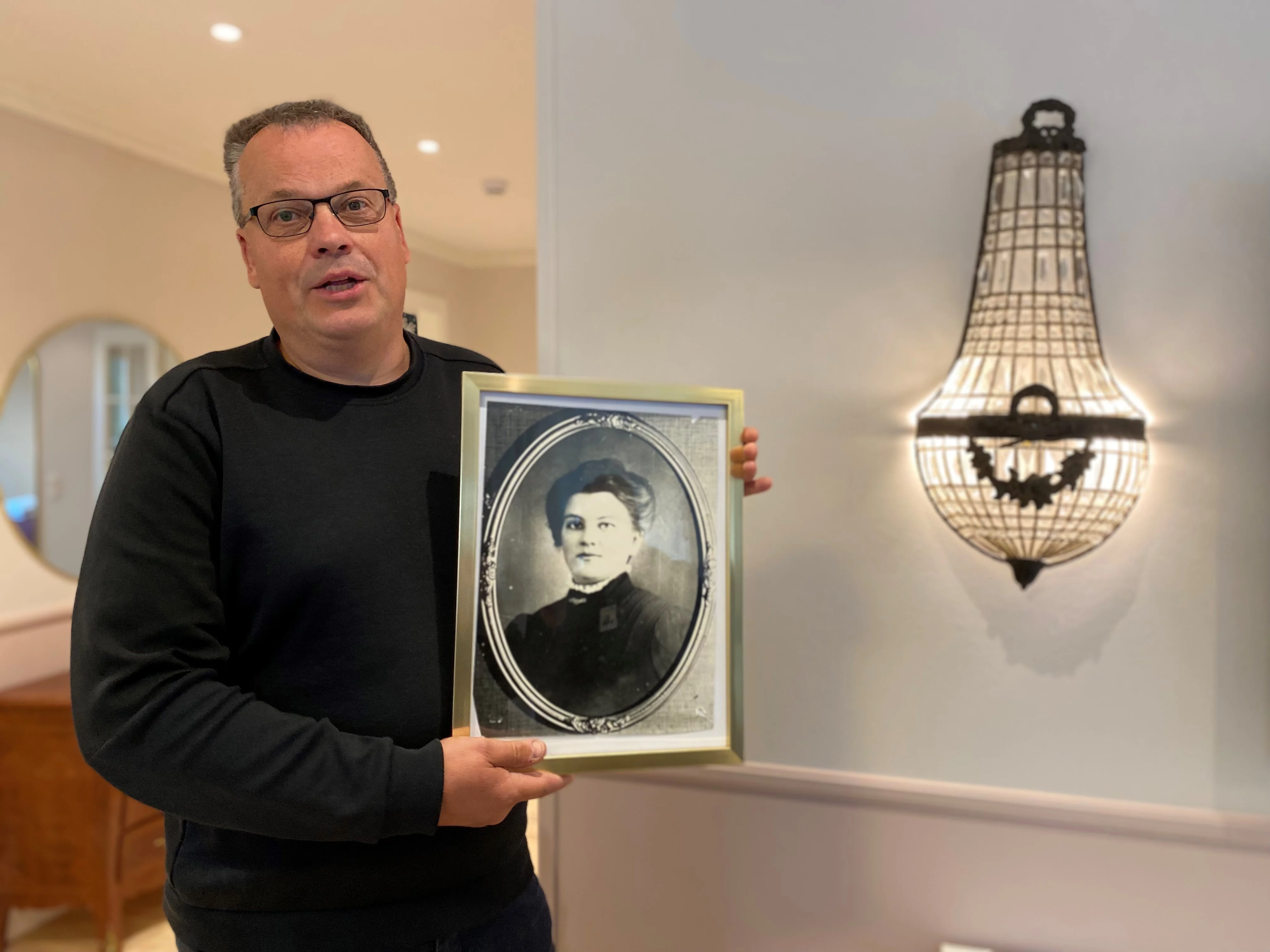 Petri Pihlajaniemi antaa arvon tarinoille ja talon hengelle. Tässä otoksessa on talon entinen emäntä Mandi Pollari.