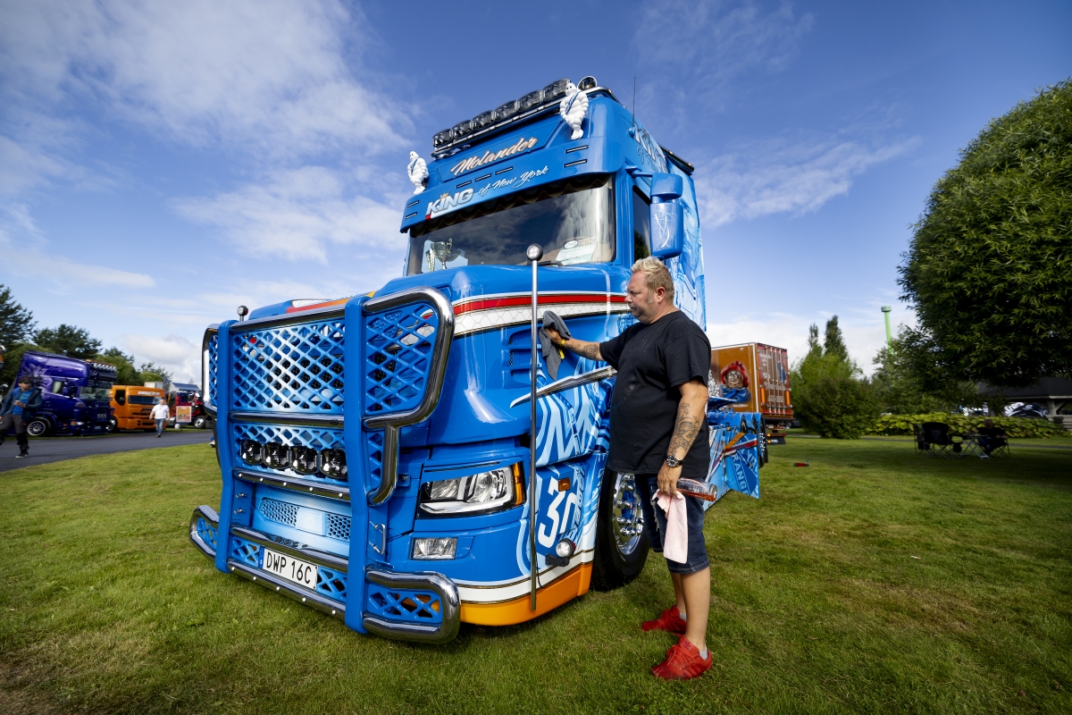 King ja Härmän taivas hohtavat kilpaa Power Truck Show'ssa: "Nyt on ennätysmäärä rekkoja"