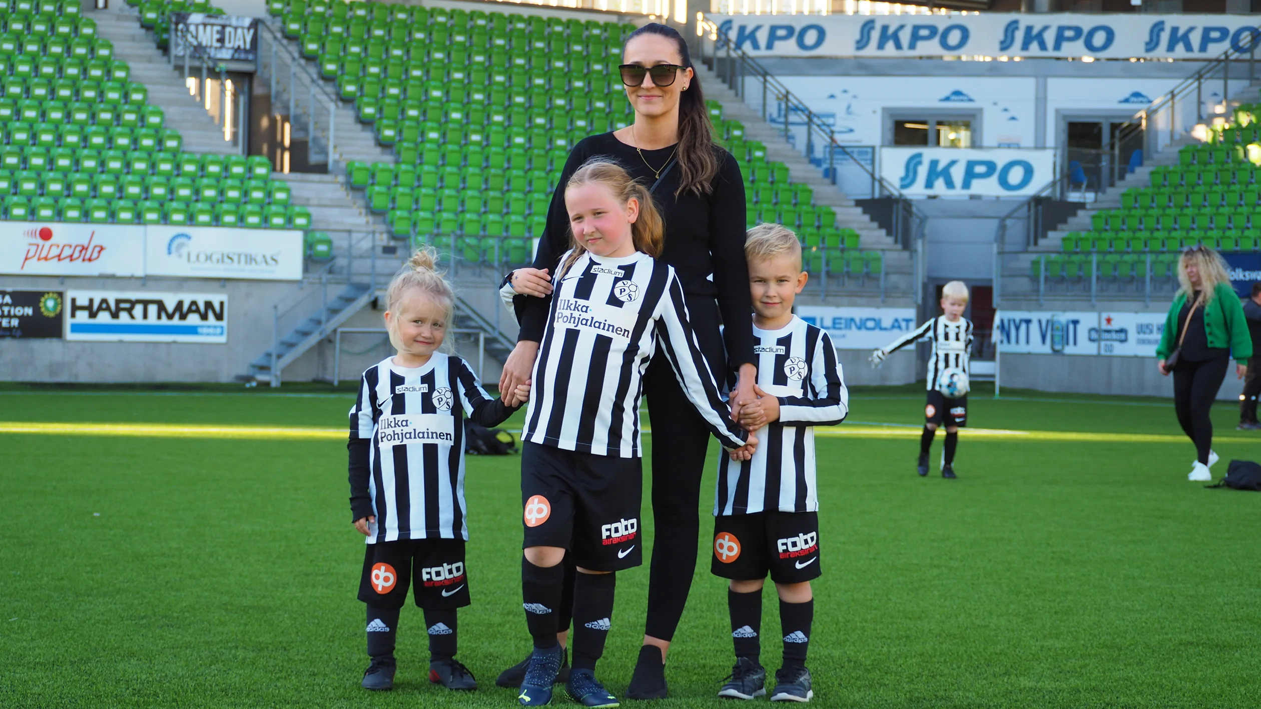 Myntin perheen 3-vuotias Iinakin jaksaa pelata innolla. Vanhemmat sisarukset Alina ja Leo ovat jo konkareita. Kuvassa myös äiti Anne-Mari Myntti.