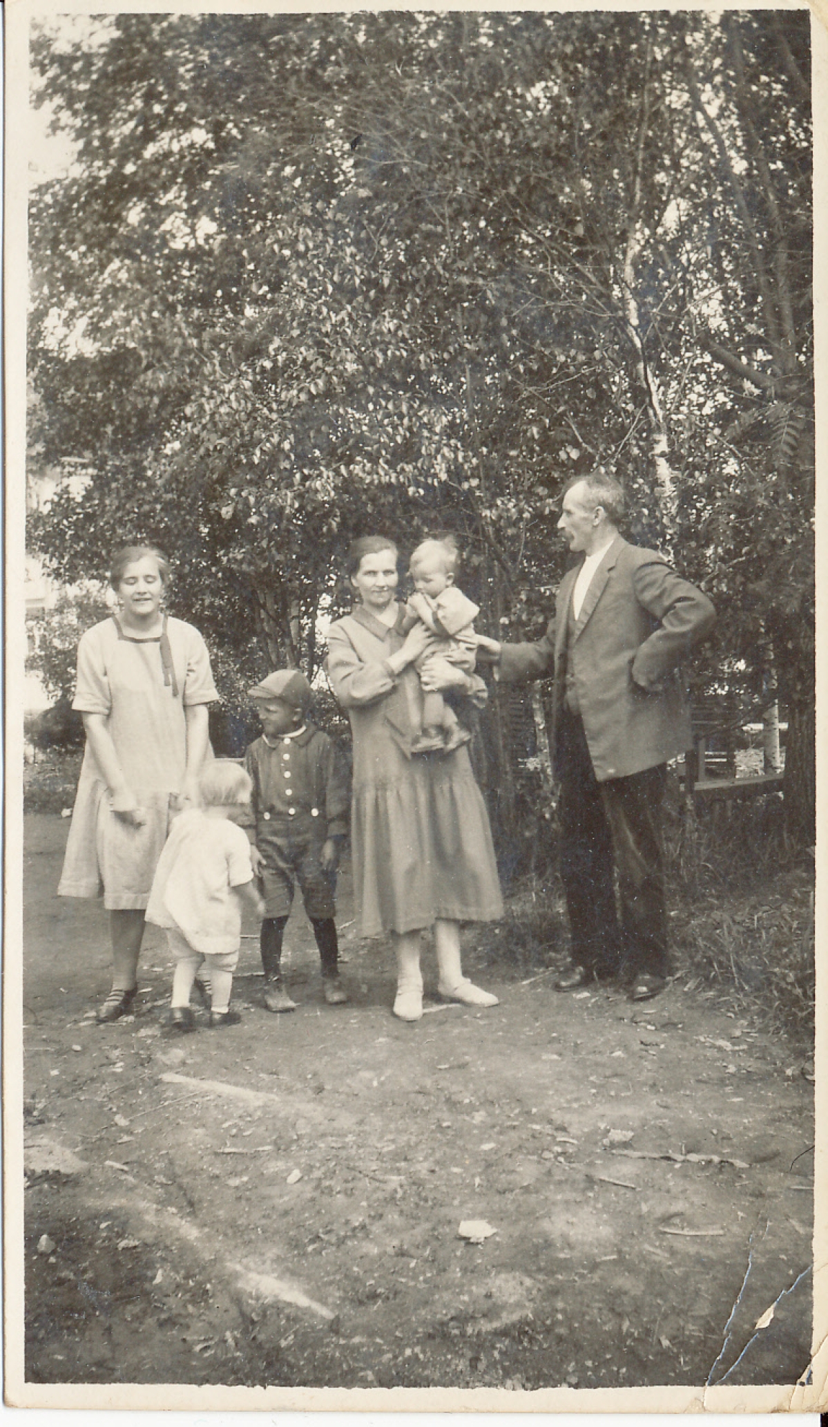 Kuva on otettu Pollarin talon pihalla vuonna 1927, vuotta ennen kuin Iisakki Pollari lähti toistamiseen rapakon taakse jäädäkseen sille tielleen. Kuvassa ovat vasemmalta lukien Helli, Marjatta, Oove, Mandi sylissään Ossian ja Iisakki Pollari.