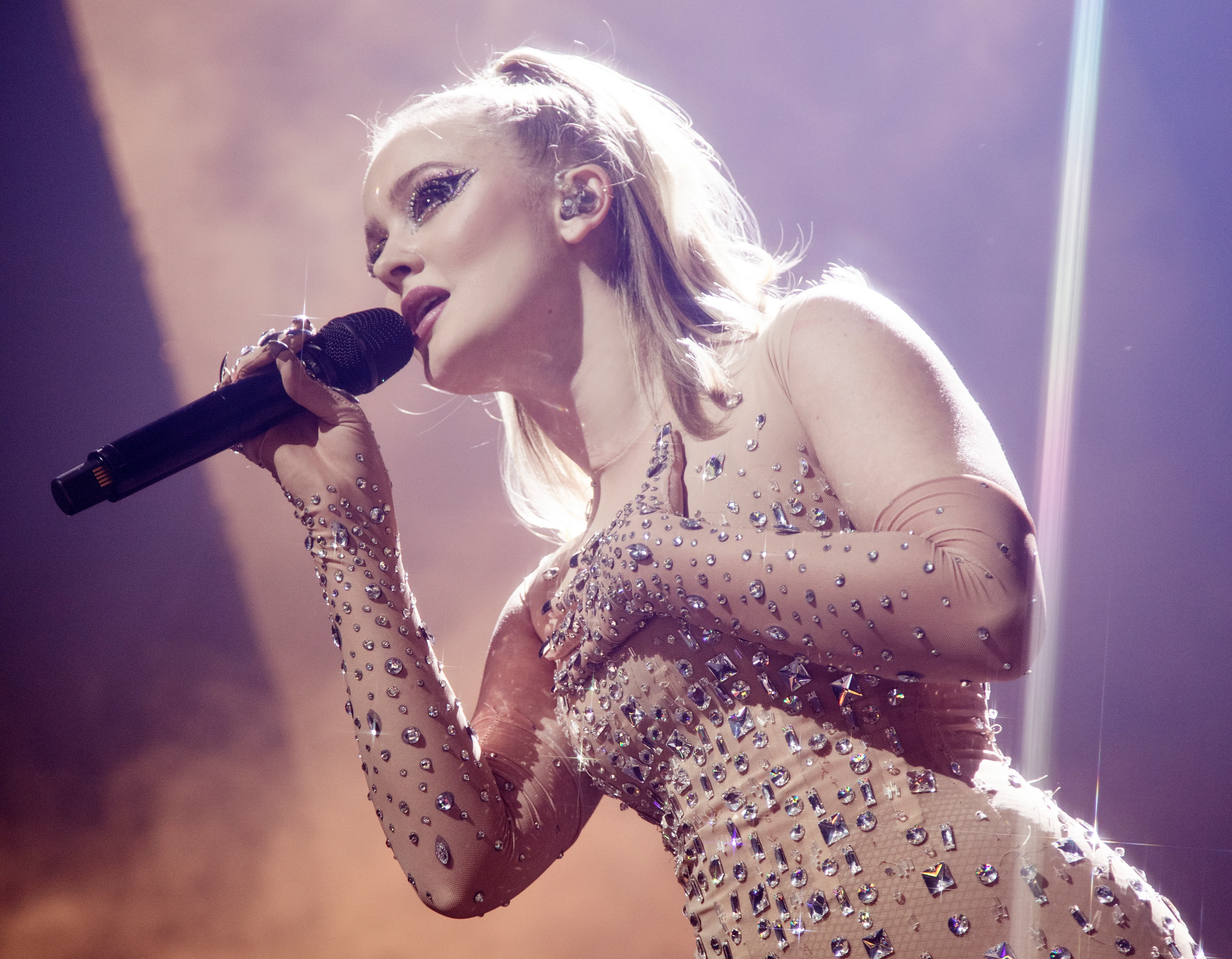Ruotsalainen poplaulaja Zara Larsson esiintyy Solareilla lauantaina.