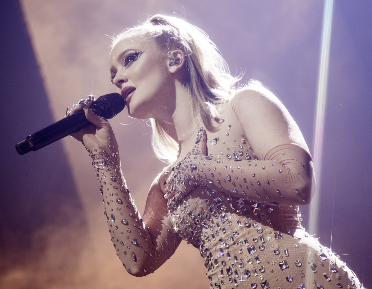 Ruotsalainen poplaulaja Zara Larsson esiintyy Solareilla lauantaina.