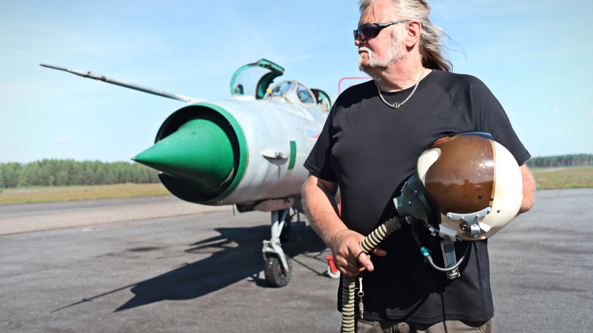 Alajärveläinen Eeti Kantokoski on omistautunut MiG-harrastaja, joka siirtyi koneiden rakenteluun lentolupakirjojen mennessä vanhaksi.