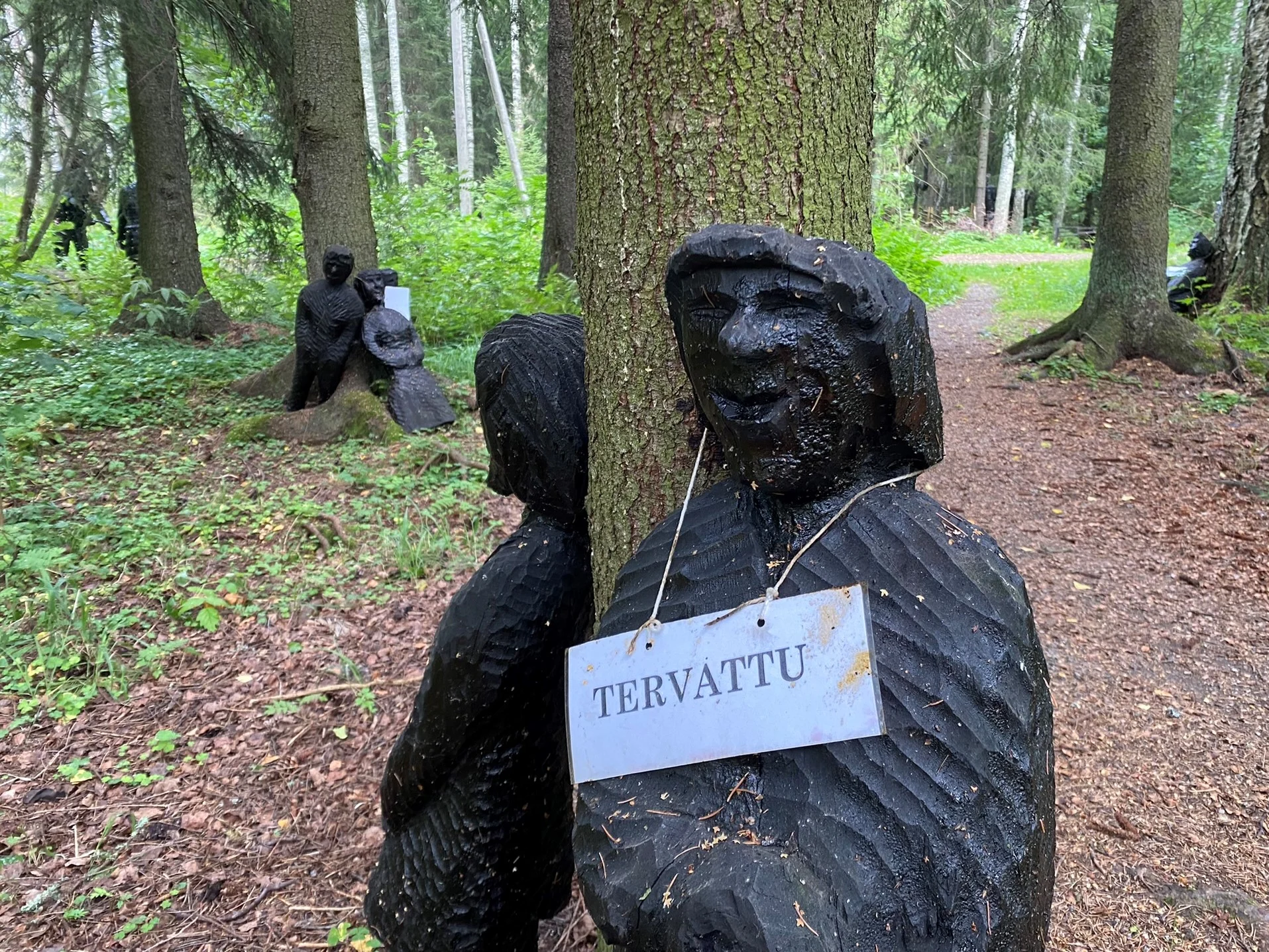 Puuveistoksia pitää tervata tasaisin väliajoin. Muuten ne menevät huonoon kuntoon ja alkavat lahota.