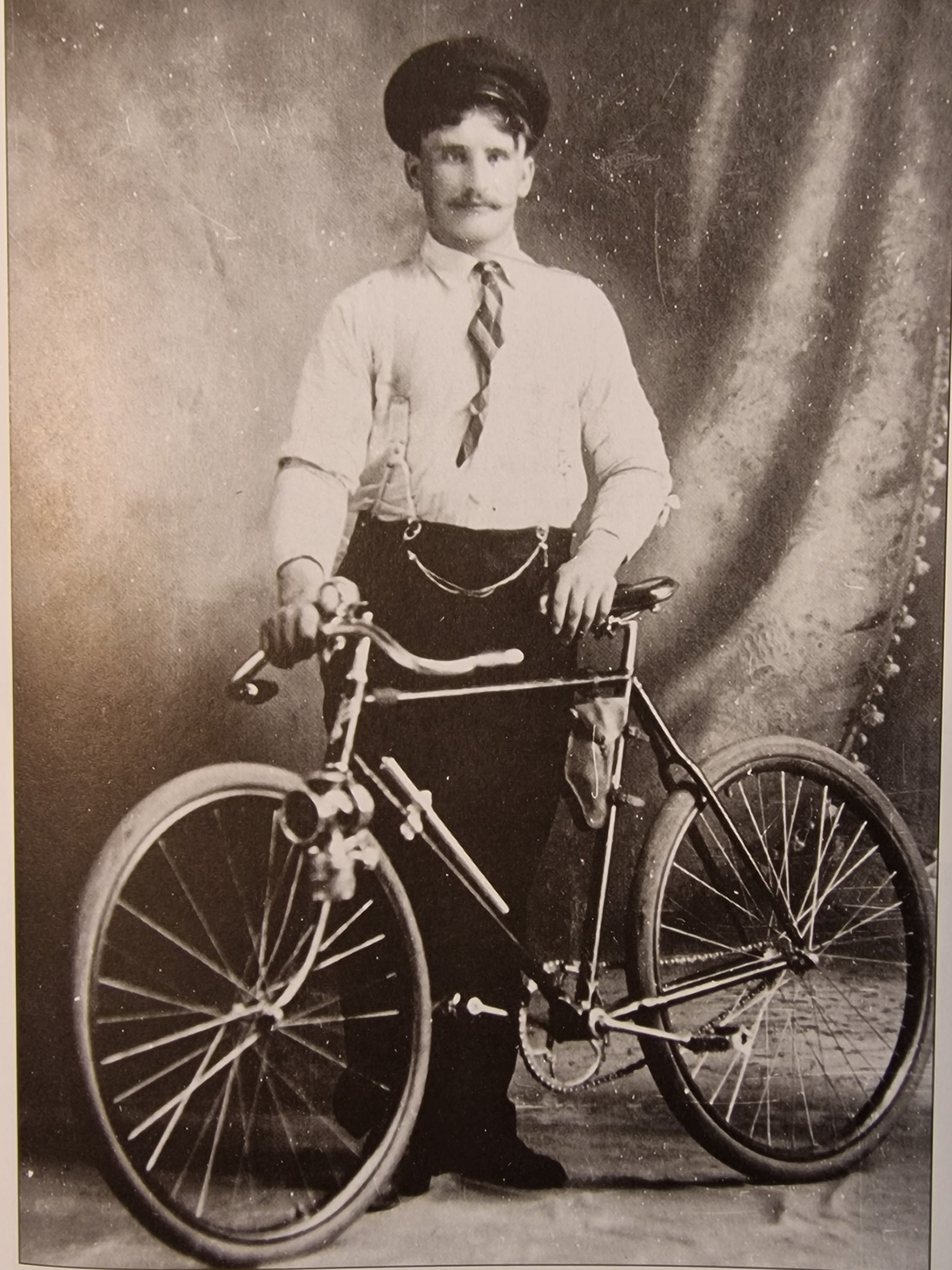 Iisakki Pollari poseerasi pramean polkupyöränsä kanssa Yhdysvaltojen Michiganissa 1900-luvun alussa. Kuvan otti lappajärveläissyntyinen valokuvaaja Jacob Olli. 