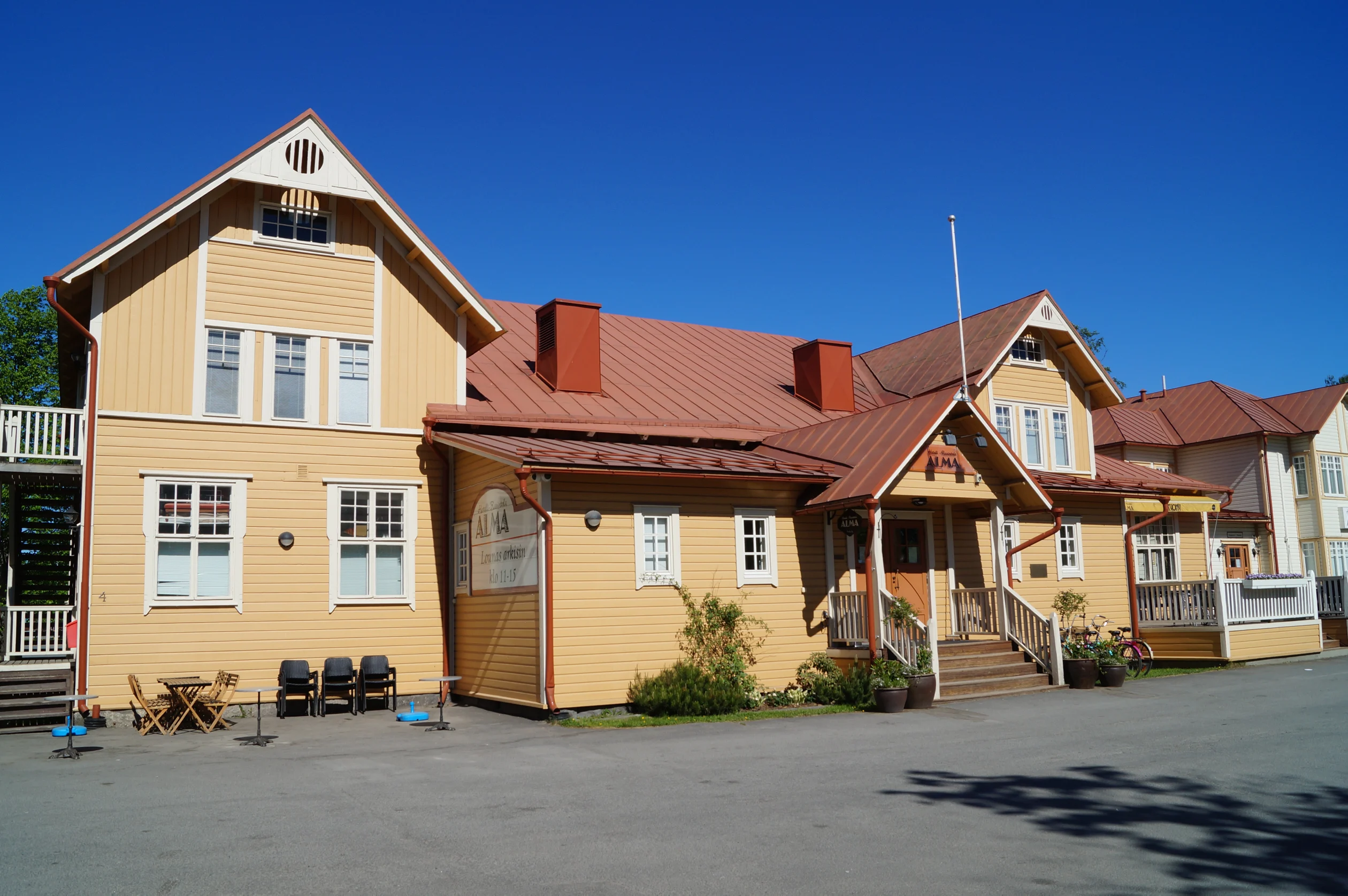 Seinäjoki sai rautatien 1883. Rautatieläiset halusivat harrastuksilleen oman talon. Rautatieläistentalo valmistui 1909. Vapaussodan viimeisinä vuosina Rautatieläistentalossa majaili venäläistä sotaväkeä.
Jugendtyylisen hirsirakennuksen keskeiset tilat ovat säilyneet muuttumattomina. Nykyisin Rautatieläistentalossa on hotelli-ravintola Alma. Yrittäjä Petri Pihlajaniemi osti kiinteistön Seinäjoen kaupungilta ja kunnosti rappeutumaan päässeen talon. Hotelli-ravintola avattiin 2006.