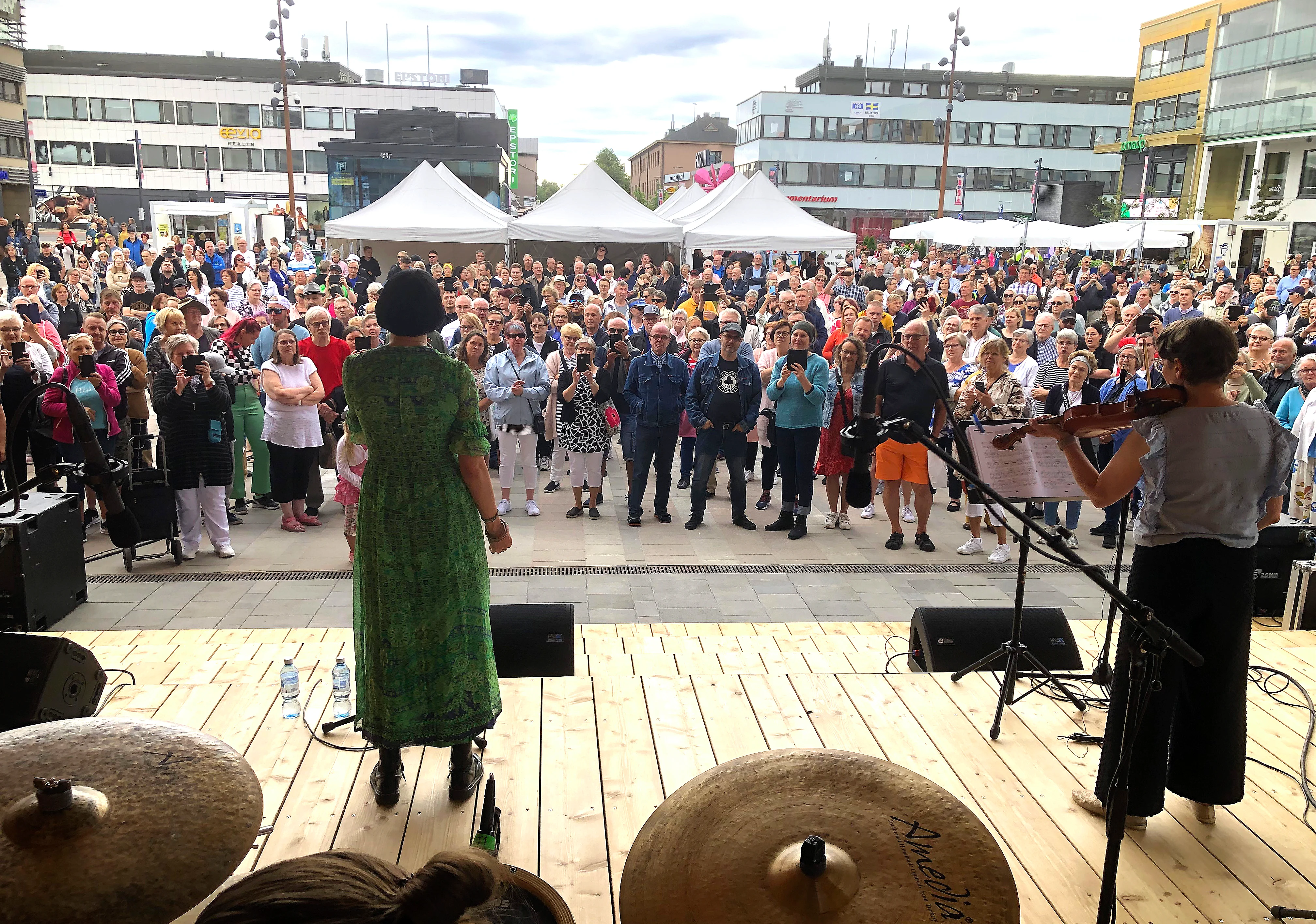 Susanna Erkinheimon ja orkesterin lavanäkymä yleisöön päin.
