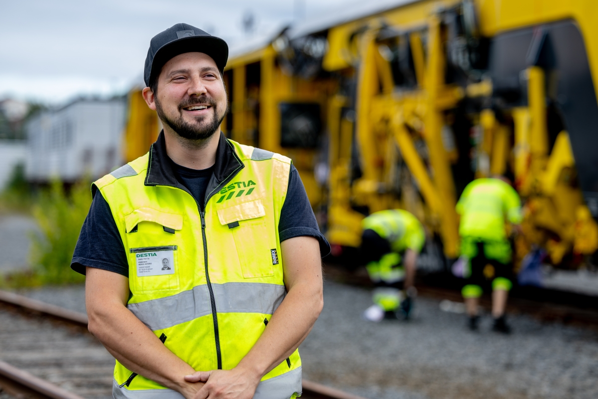 Destia Rail Oy:n kalustopäällikkö Heikki Väisäsellä on paljon tietoa junaratojen kunnossapidosta.