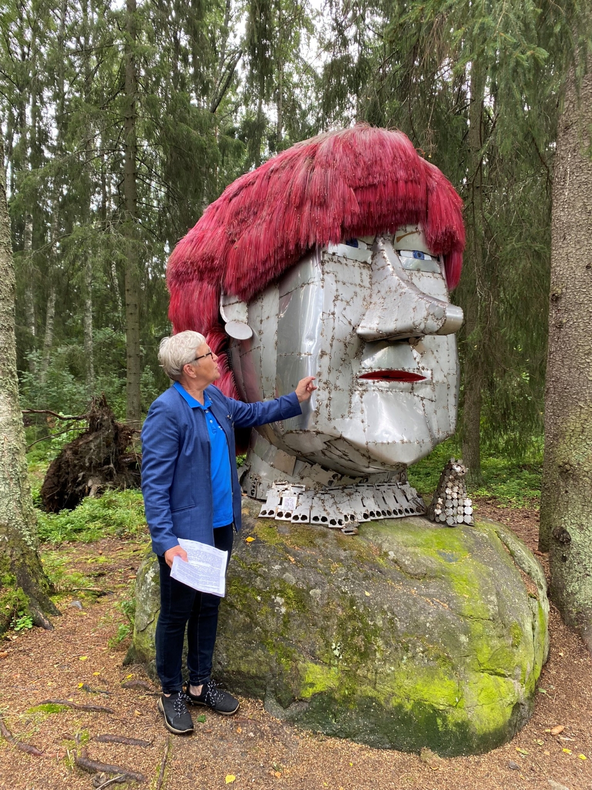 Edvin Hevonkoski sai idean Tarja Halosen muotokuvaveistokseen presidentin vieraillessa Vaasassa vuonna 2001. Punaiset hiukset on tehty vanhoista autopesuharjoista. – Kunnostuksen jälkeen Halosen huuletkin on taas punattu, opas Irmeli Laukkonen näyttää.