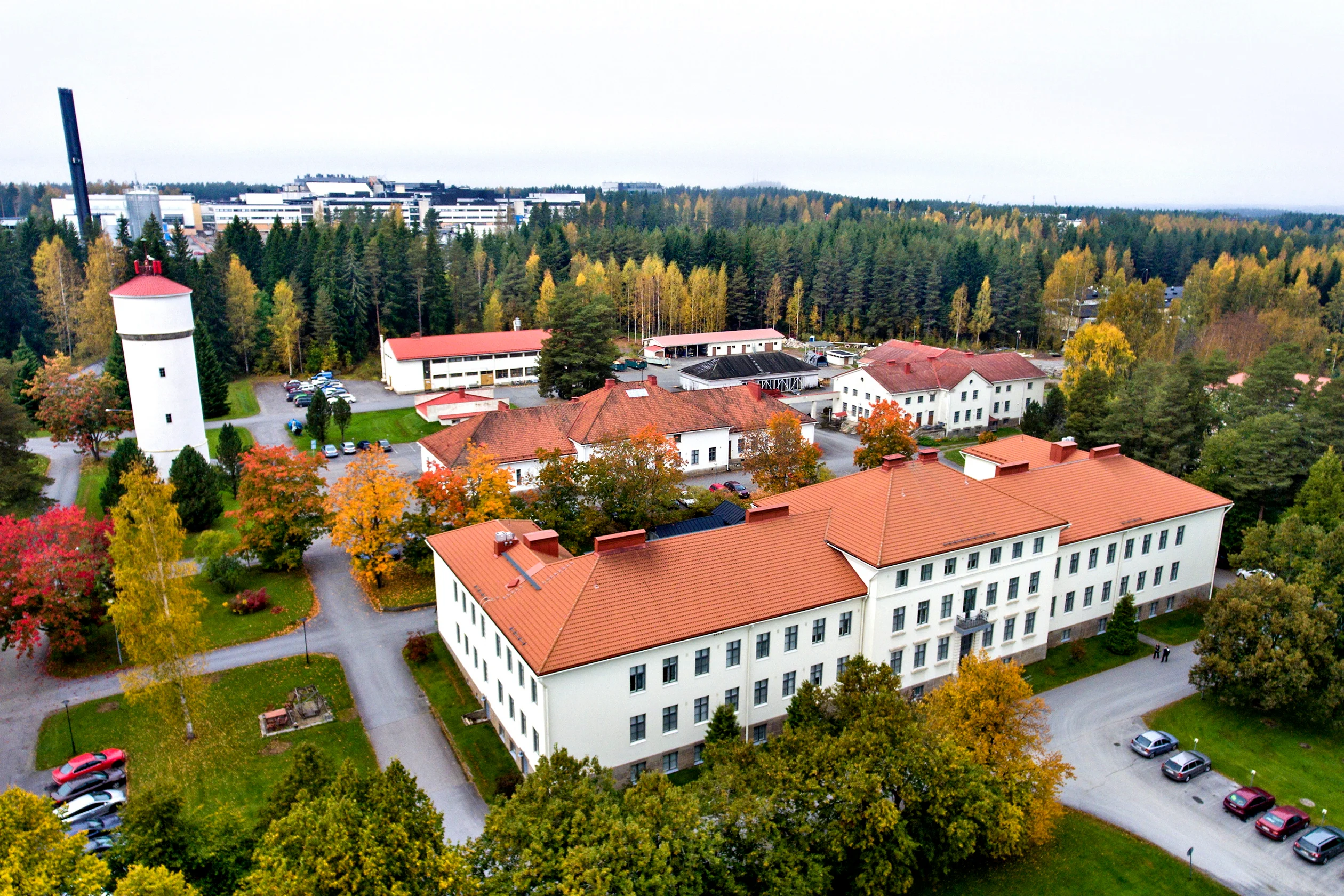 Törnävän piirimielisairaalan ensimmäinen rakennus valmistui vuonna 1923. Psykiatrinen hoito on siirretty juuri valmistuneeseen, sairaalan yhteydessä olevaan M-taloon. Piirin aluetta kehittää nyt Karhun perheen yritys. Kulttuurihistoria ja muistot säilyvät moderniksi kyläksi muuttuvassa miljöössä.