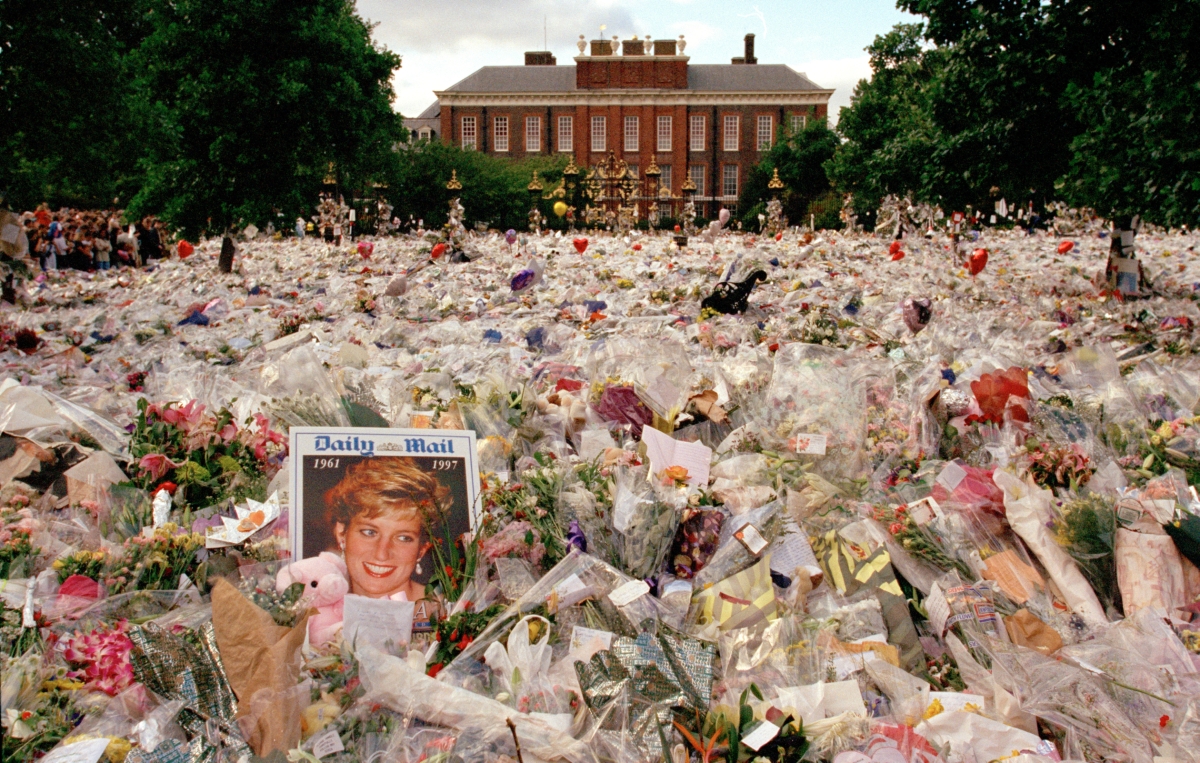 Kukkia ja suruviestejä Kensingtonin palatsin edustalla prinsessa  Dianan hautajaispäivänä vuonna 1997. 