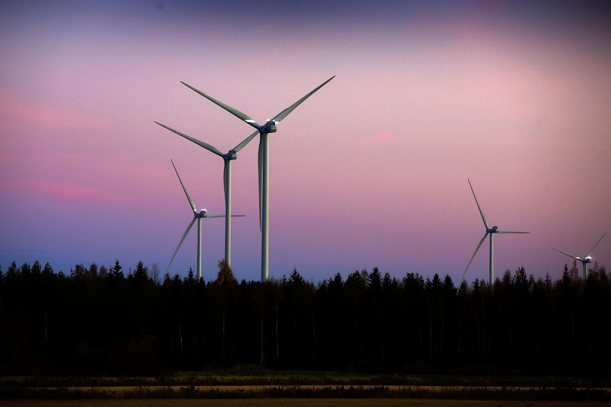 Vuoden 2022 lopussa Suomessa oli yhteensä 1 393 toiminnassa olevaa tuulivoimalaa. Uusia voimaloita rakennettiin vuoden 2022 aikana 437 kappaletta (2 430 MW) ympäri Suomea. Arkistokuva. 