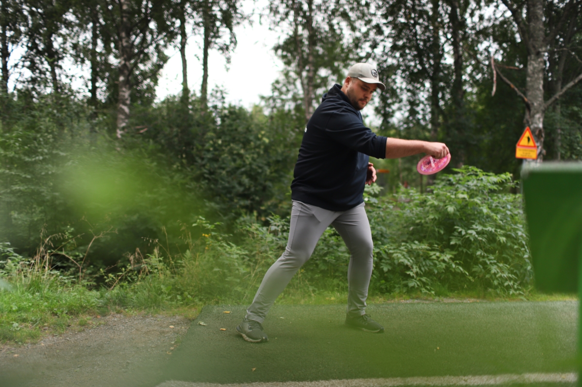 Yhä useampi hurahtaa frisbeegolfiin – Kolmella kiekolla pääsee alkuun, mutta tosiharrastajan repusta löytyy niitä kaksi tusinaa sekä itse tuunattu apuväline