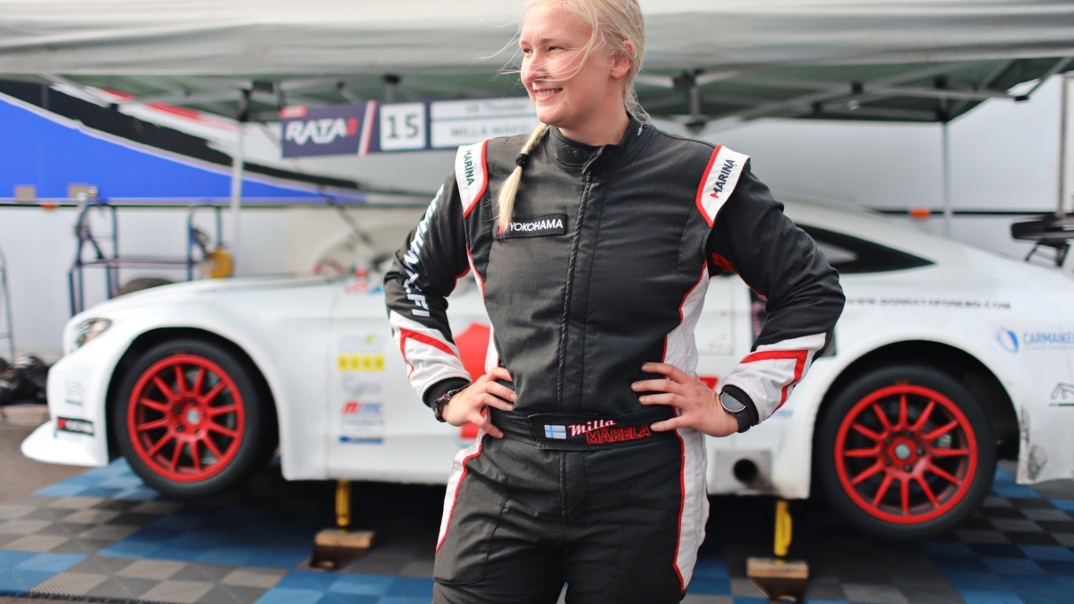 Toisen sijan V8 Thunder -sarjassa saavuttanut Milla Mäkelä huvittuu siitä, kuinka koville naiselle häviäminen voi ottaa.