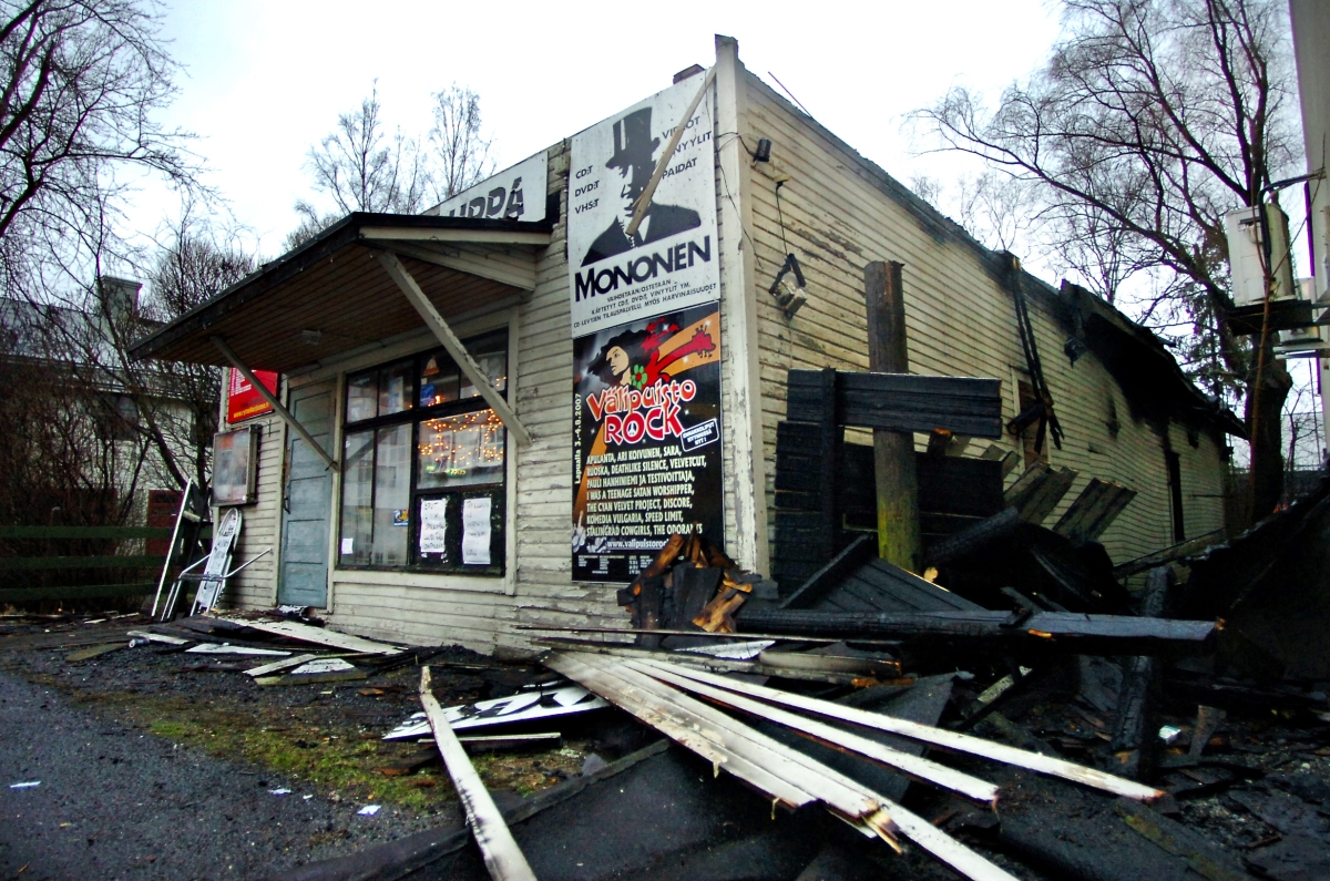 Monosen levyliike Pollarin talon pihamaalla tuhoutui itsenäisyyspäivän yönä joulukuussa 2007. Arkistokuva.