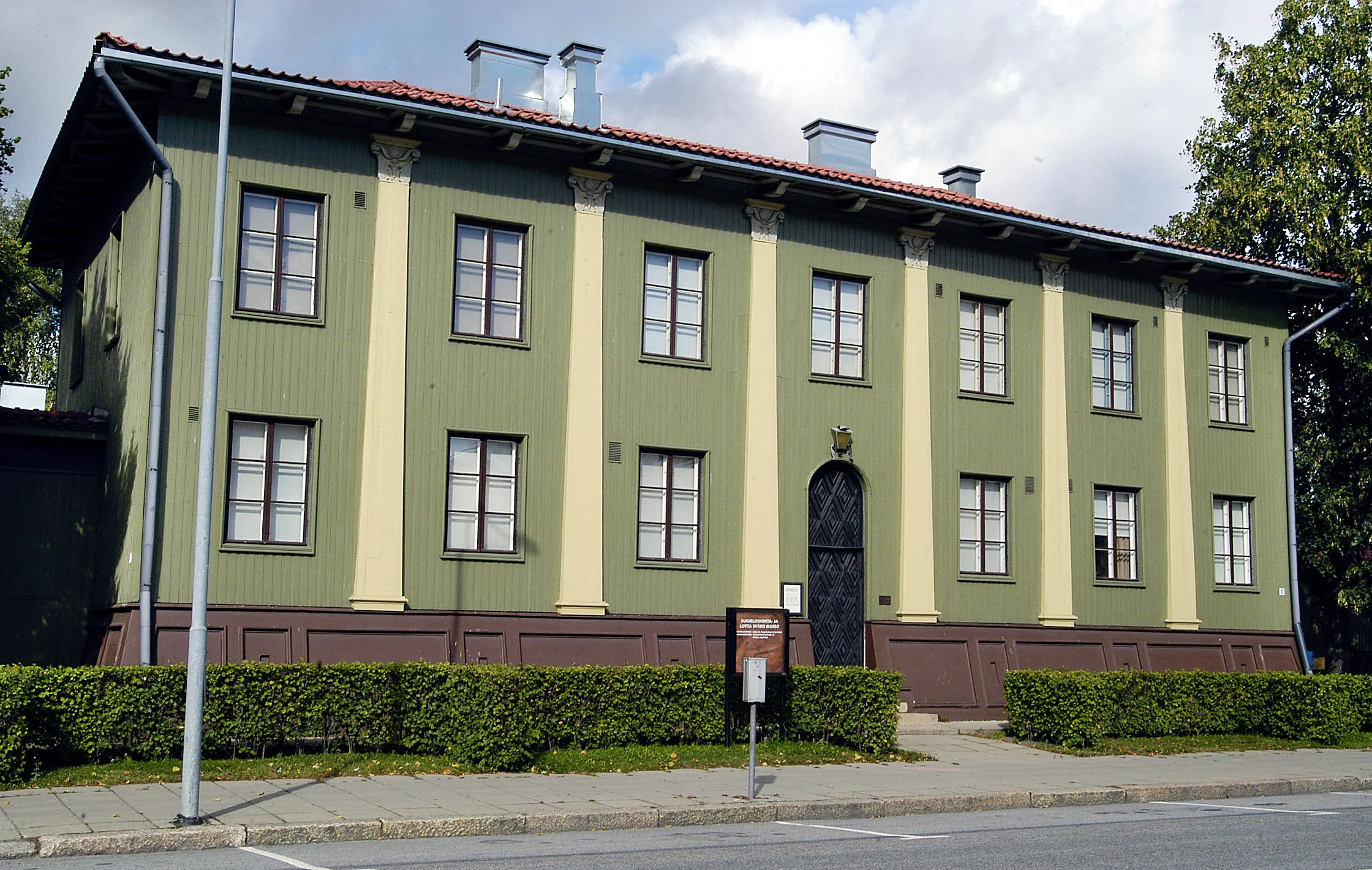 Seinäjoen suojeluskuntatalo on kolmen rakennuksen muodostama kokonaisuus, joka rakennettiin vuosina 1924-1926. Alvar Aallon ensimmäinen julkinen työ henkii 1920-luvun klassismia. Kolmikerroksisessa, hienostunutta uusklassismia edustavassa talossa on piirteitä muun muassa funktionalismista ja pohjalaisesta rakennusperinteestä. Osa sisustuksesta, huonekaluista, valaisimista ja koristeiden yksityiskohdista on Aallon ideoimia. Nykyisin suojeluskuntatalossa toimii Suojeluskunta- ja Lotta Svärd -museo. Suojeluskuntatalo jakoi äänestyksessä kahdeksannen sijan OmaSp Stadionin kanssa.