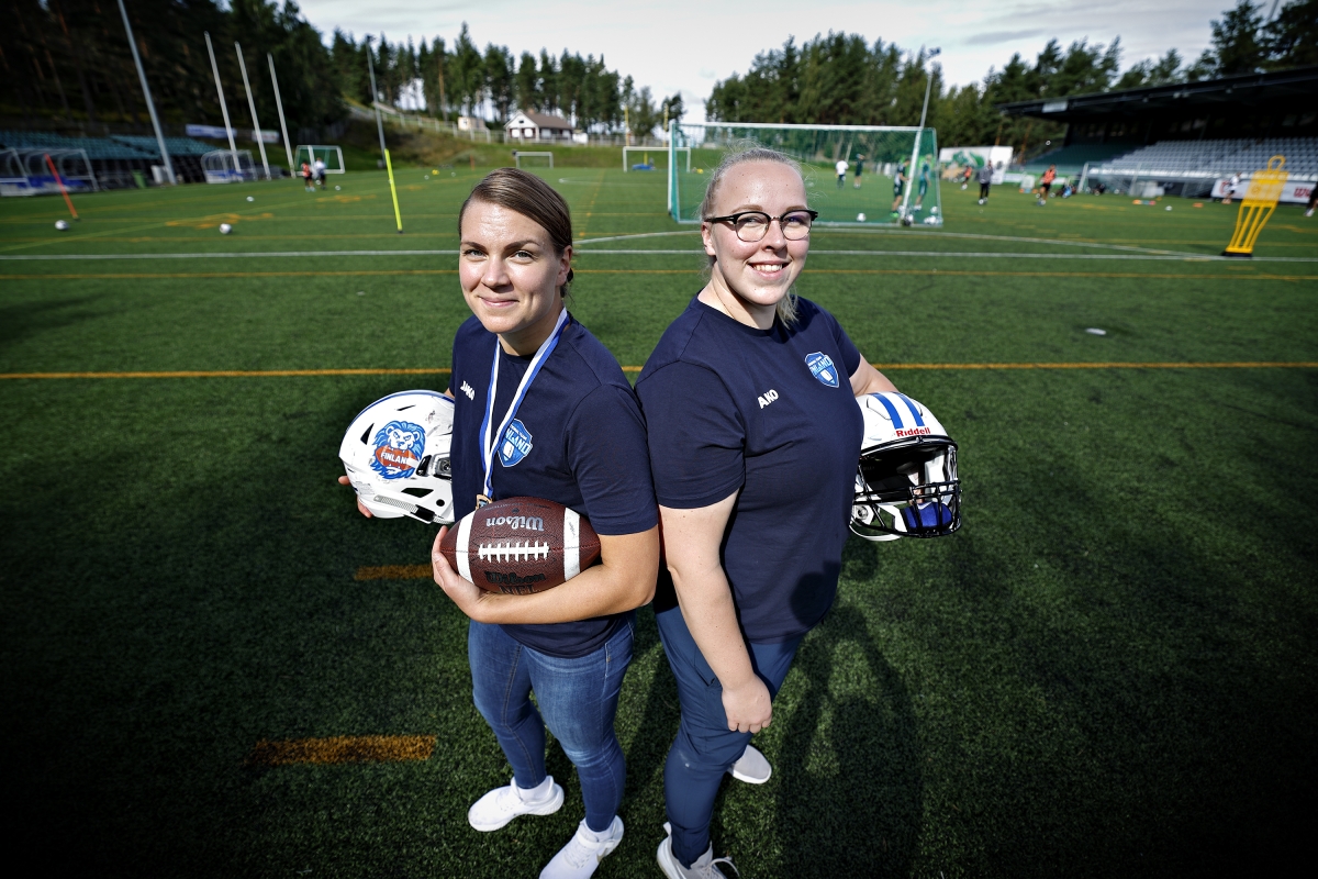 Suomen naisten MM-pronssijoukkueessa pelanneet  seinäjokelainen Henna-Maija Alakoskela ja isokyröläinen Sara Lehtonen olivat onnellisia joukkueen upeasta saavutuksesta. 