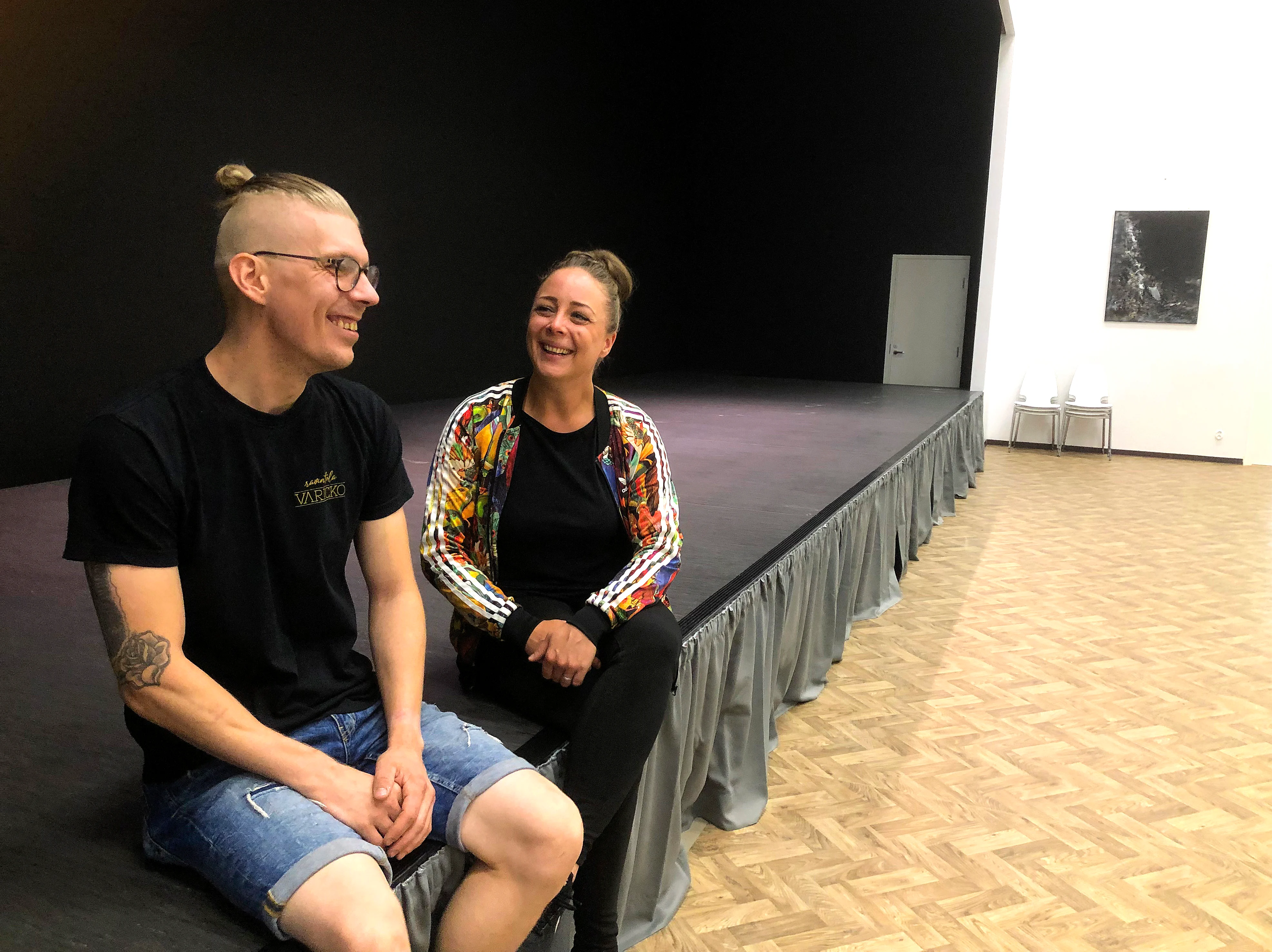 Samassa remontissa on uudistettu Teatteri Hysteriaa, missä näyttämö on käännetty pituussuuntaan. Uusi lava on nyt kaksin verroin suurempi. Rami Haavisto ja Juulia Soidinaho suunnittelevat tulevaa teatterimenua hymyssä suin.