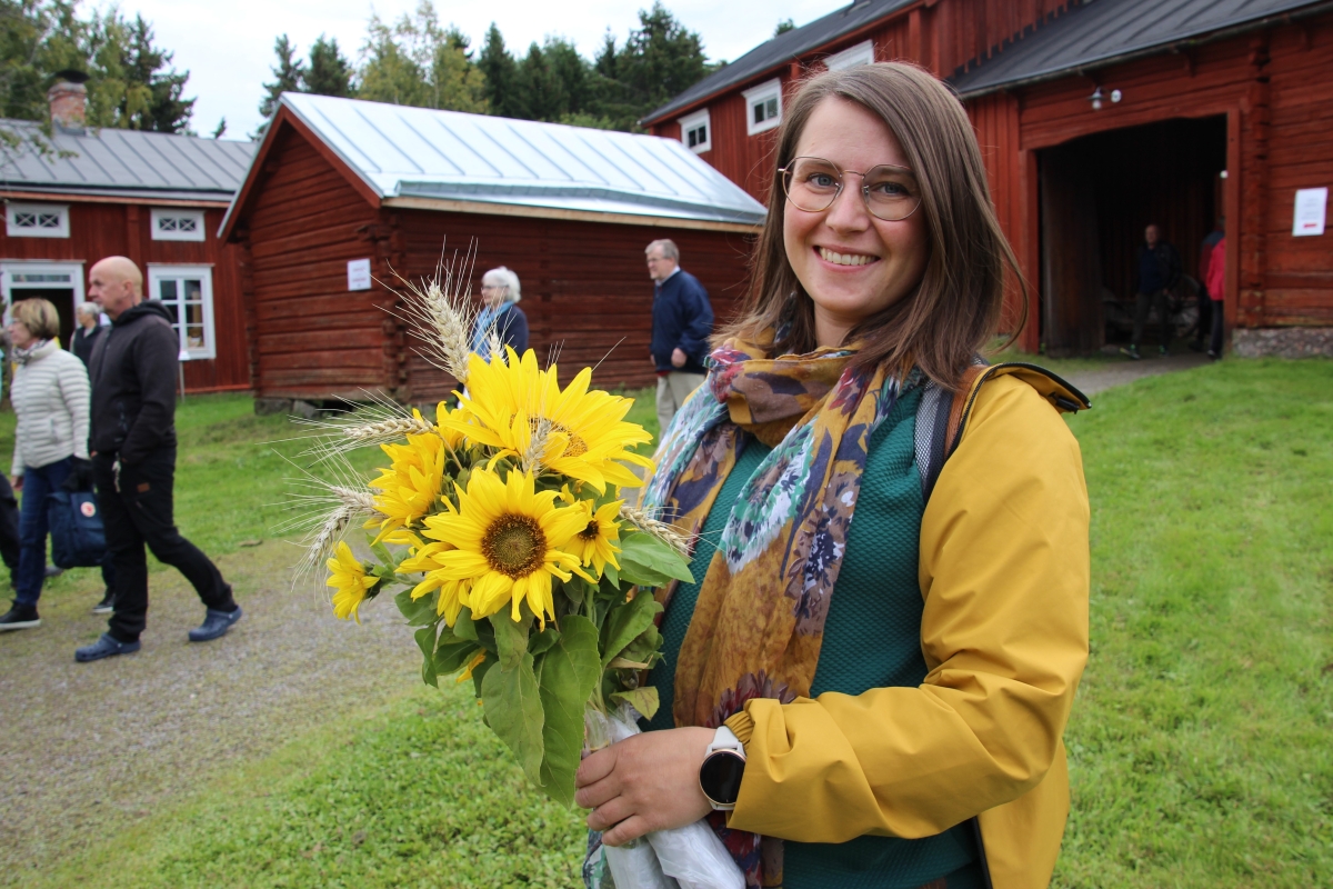 Tuhannet nauttivat Stundarsin tunnelmallisista syysmarkkinoista – Jessica Norrvik löysi hillopossuja ja pirteän kukkakimpun